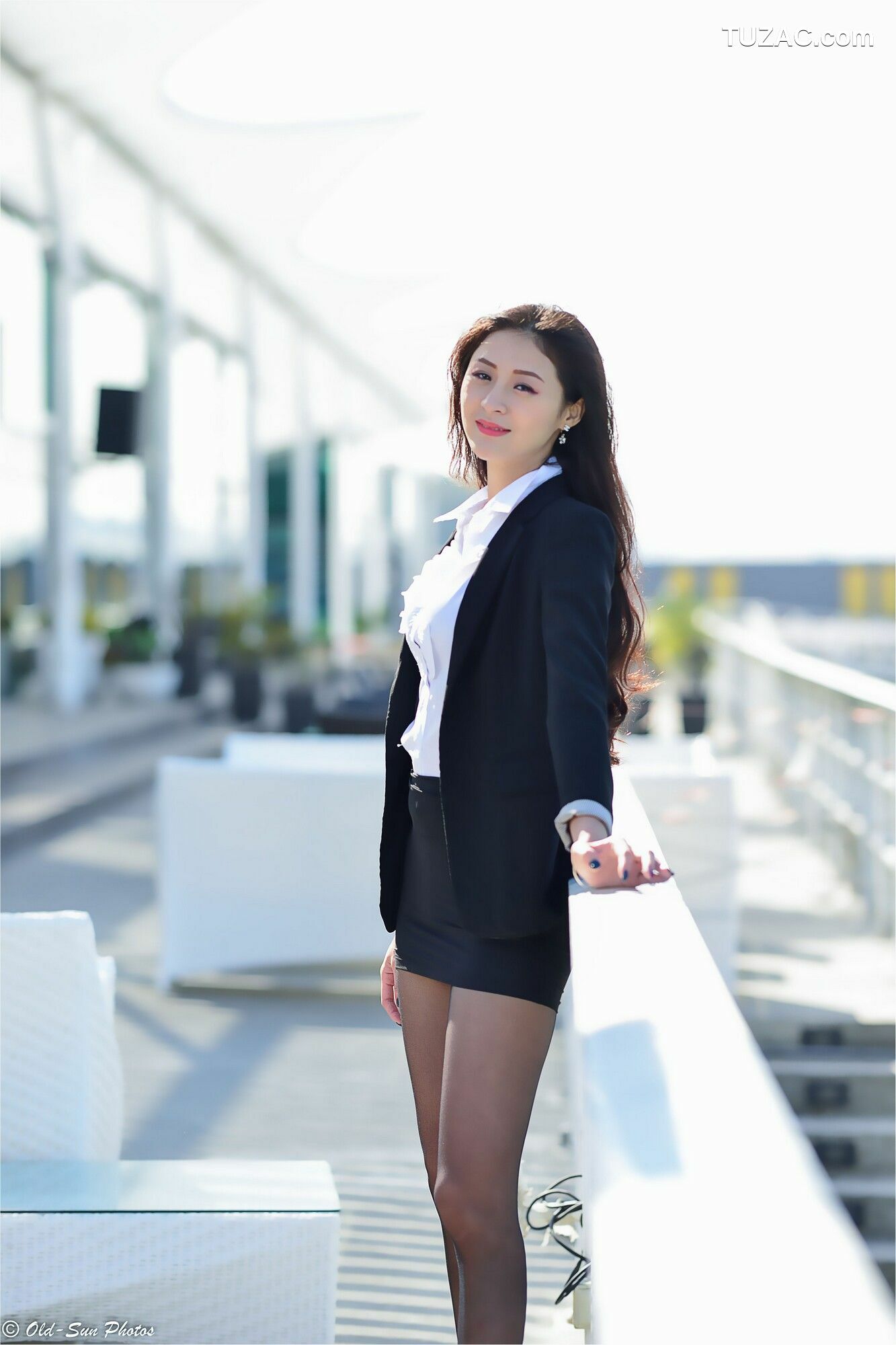 台湾正妹_ 小梵《展覽館旁OL街拍》 写真集[86P]