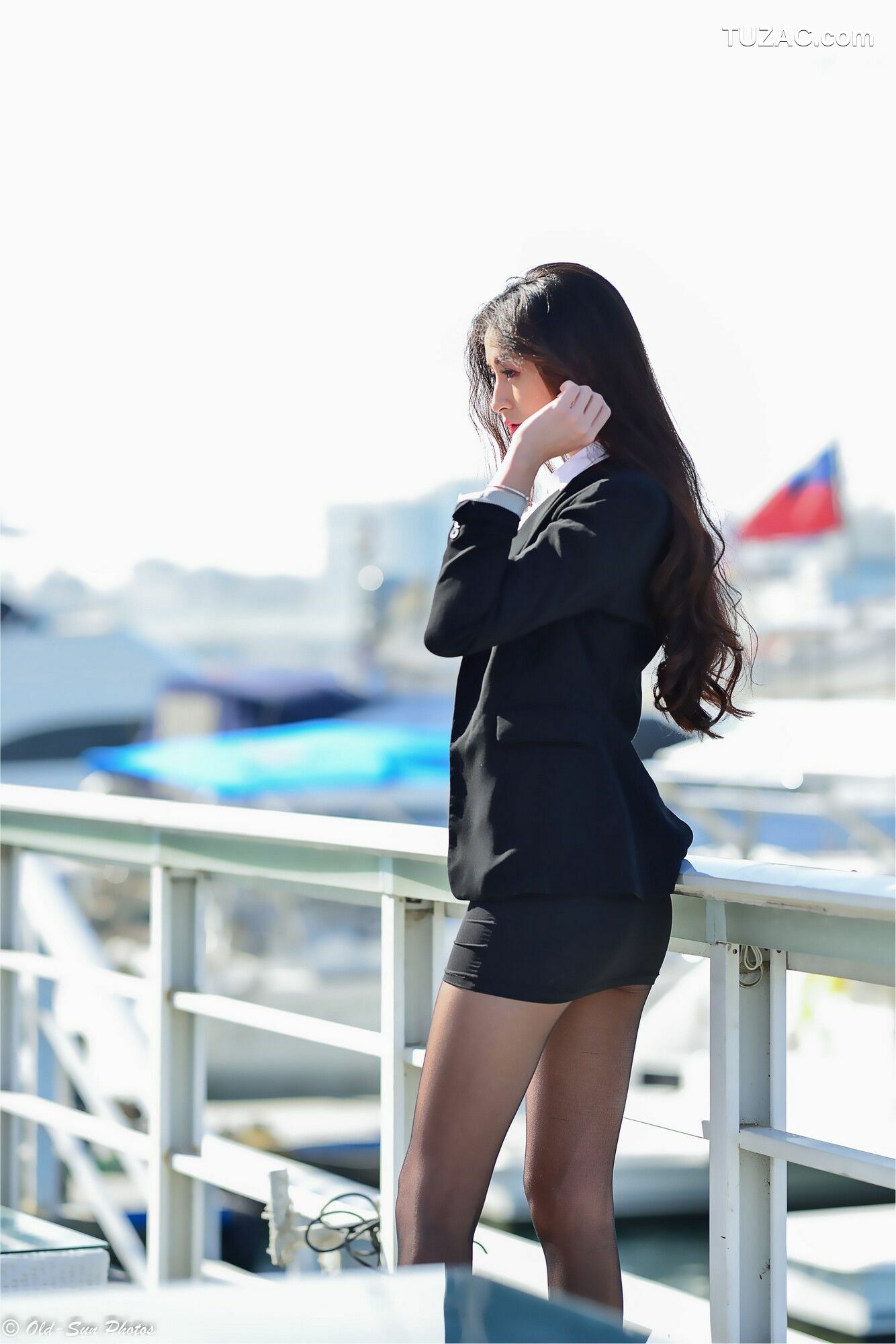 台湾正妹_ 小梵《展覽館旁OL街拍》 写真集[86P]