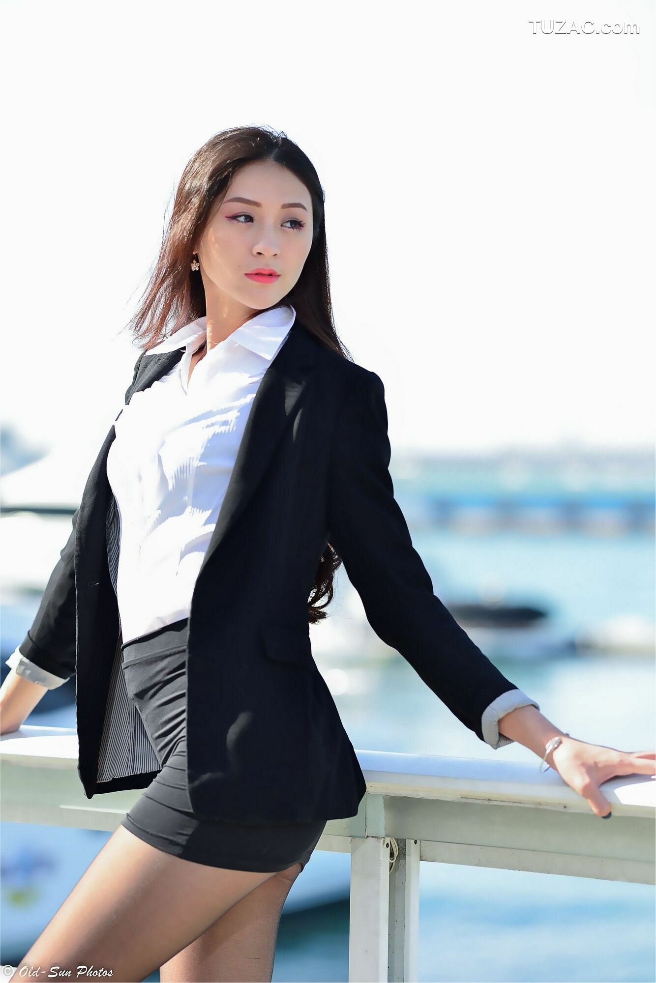 台湾正妹_ 小梵《展覽館旁OL街拍》 写真集[86P]