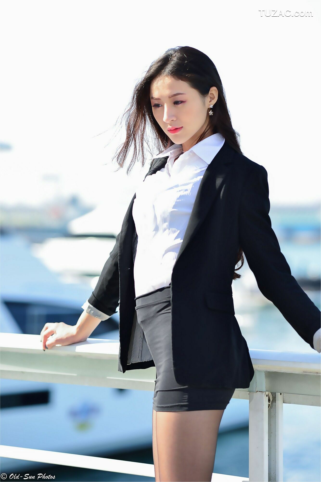 台湾正妹_ 小梵《展覽館旁OL街拍》 写真集[86P]