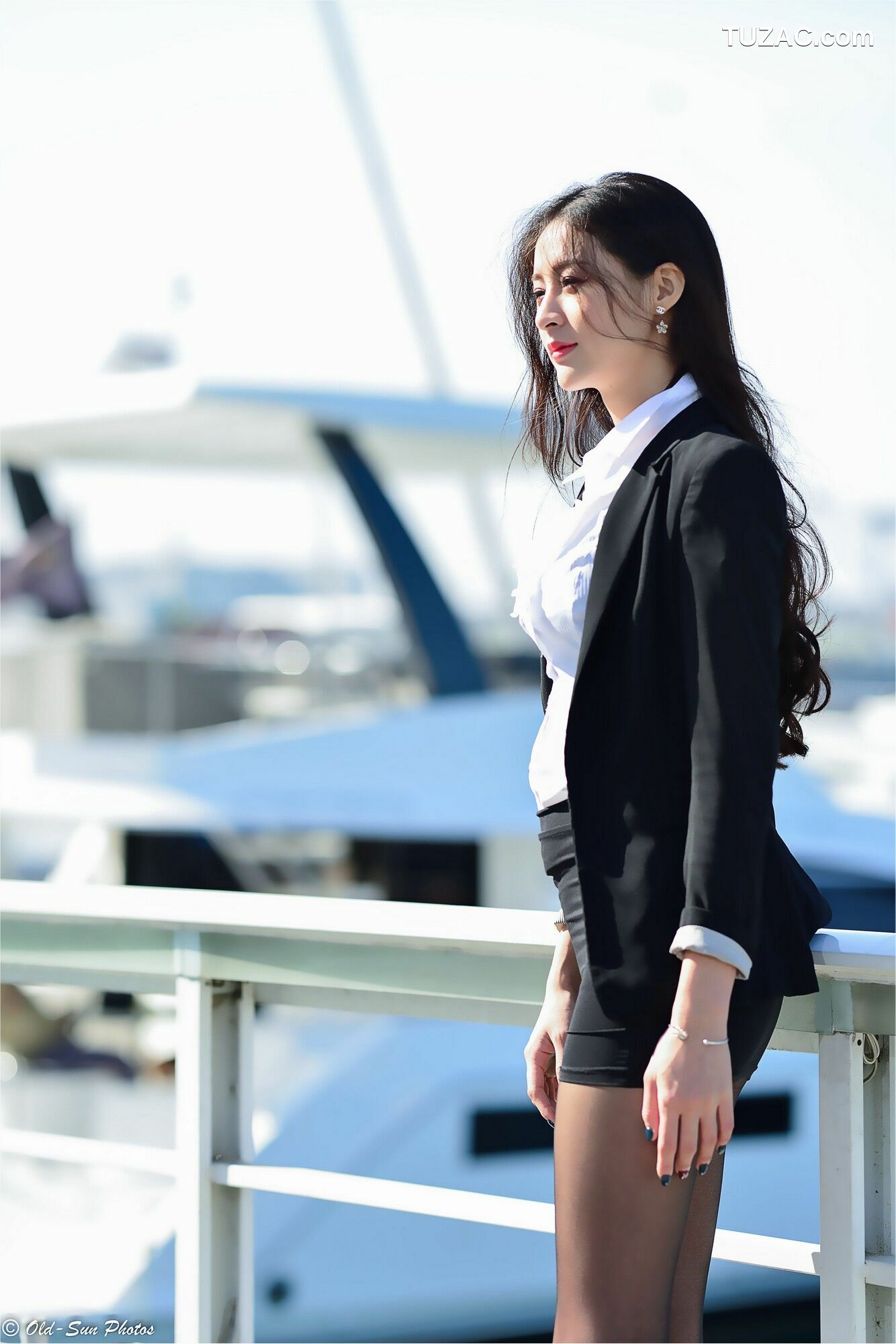 台湾正妹_ 小梵《展覽館旁OL街拍》 写真集[86P]