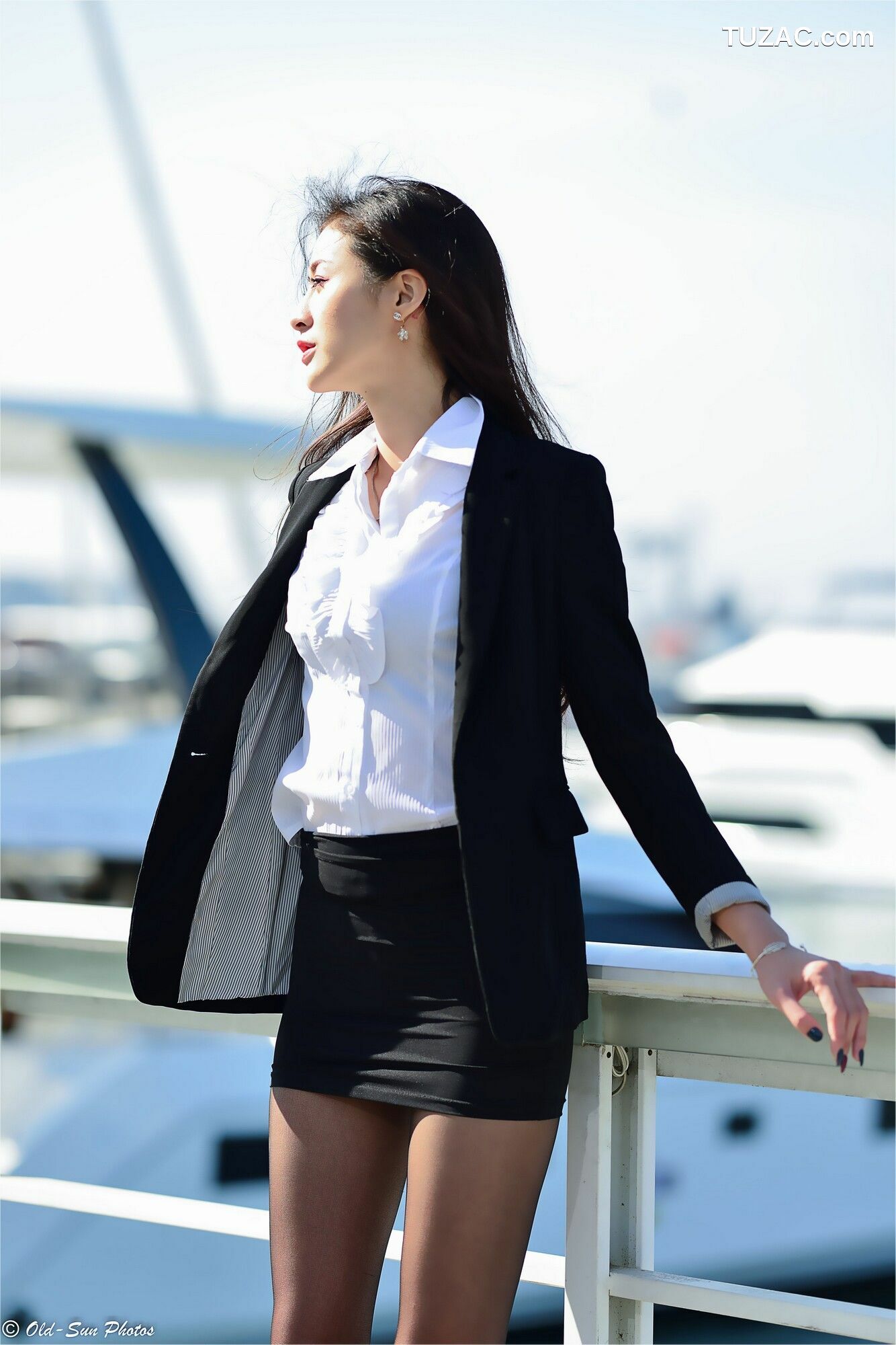 台湾正妹_ 小梵《展覽館旁OL街拍》 写真集[86P]