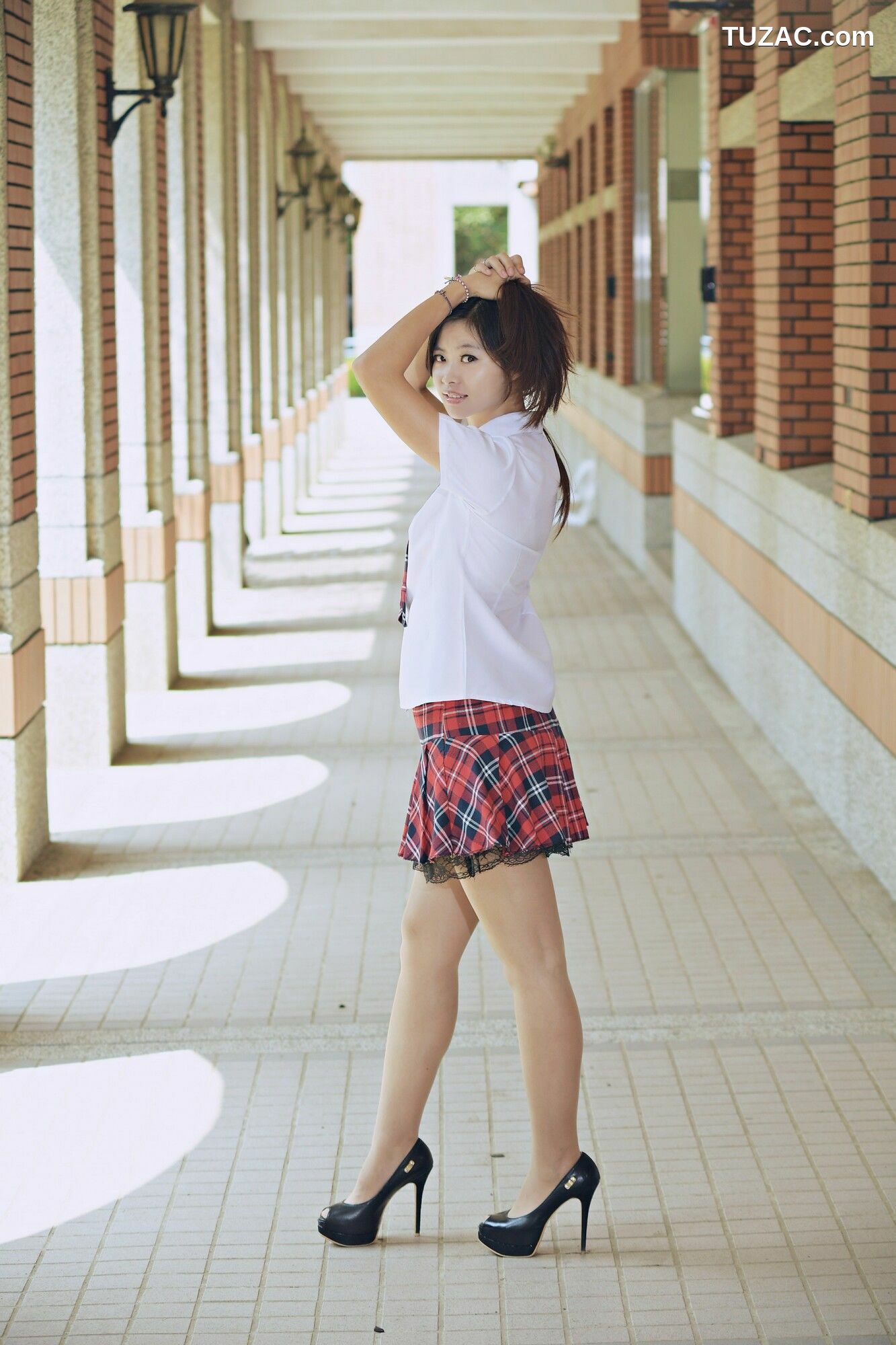 台湾正妹_ 小雯 - 成大外拍共两套服装 写真集[45P]