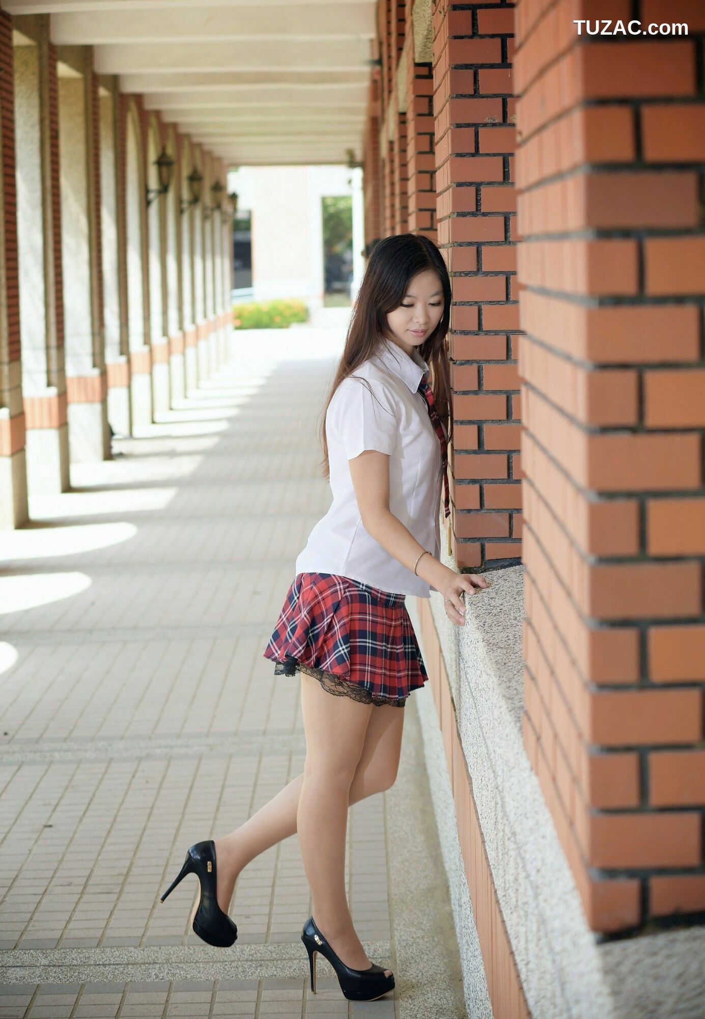 台湾正妹_ 小雯 - 成大外拍共两套服装 写真集[45P]