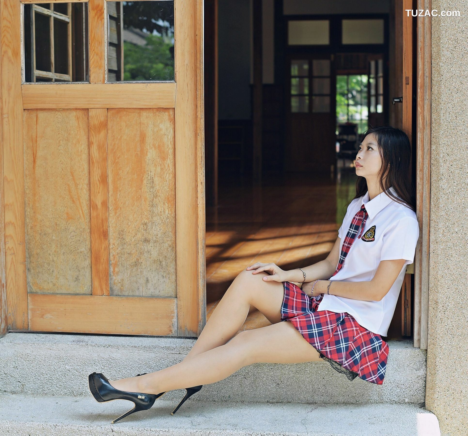 台湾正妹_ 小雯 - 成大外拍共两套服装 写真集[45P]