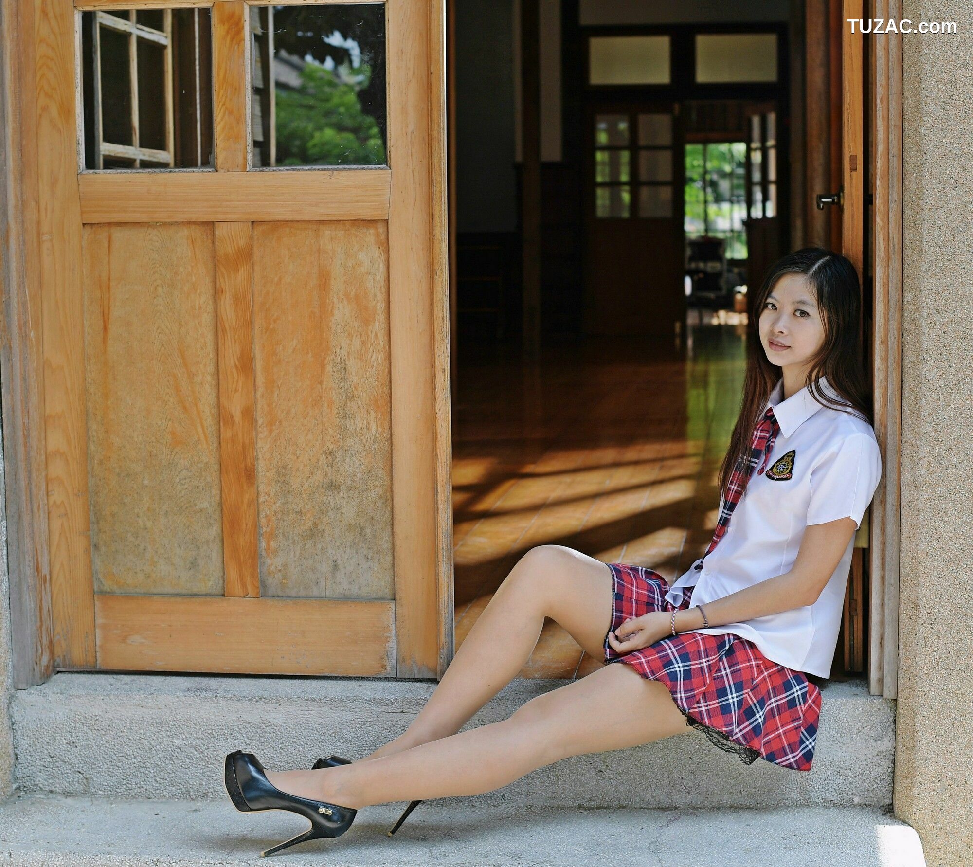 台湾正妹_ 小雯 - 成大外拍共两套服装 写真集[45P]