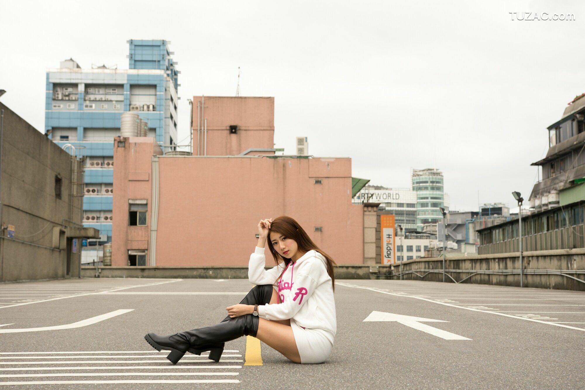 台湾正妹_ 张嘉庭/啾比特《西門町长靴少女》 写真集[70P]