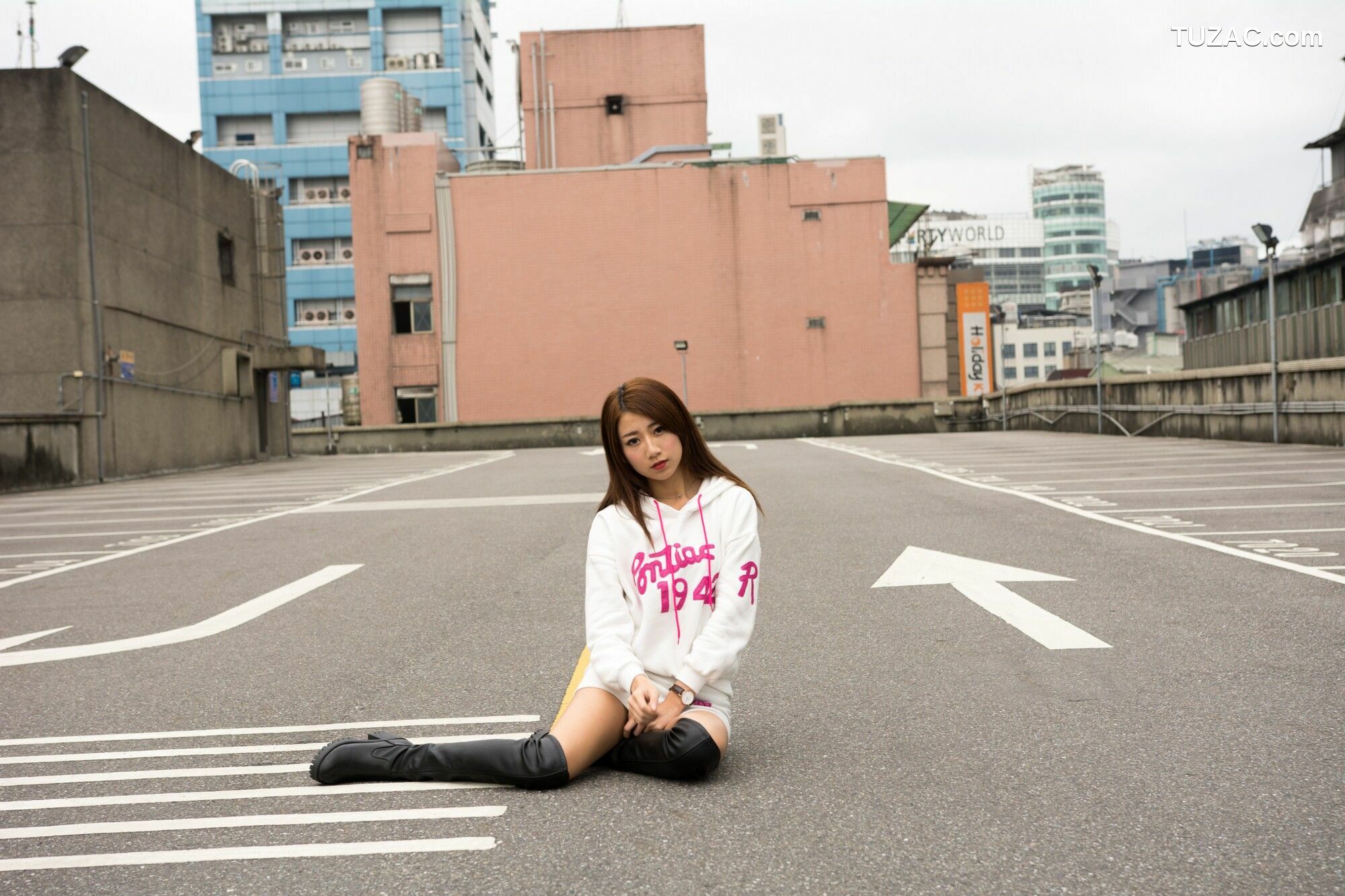 台湾正妹_ 张嘉庭/啾比特《西門町长靴少女》 写真集[70P]