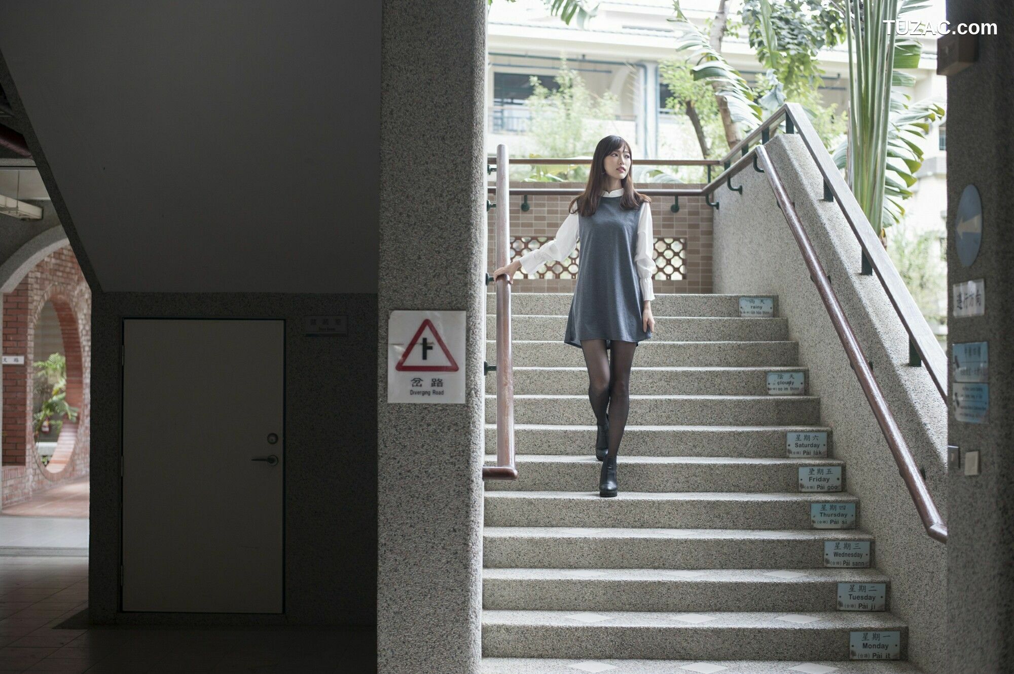 台湾正妹_ 彭丽嘉(Lady憶憶)《樱花下的黑丝》 写真集[33P]