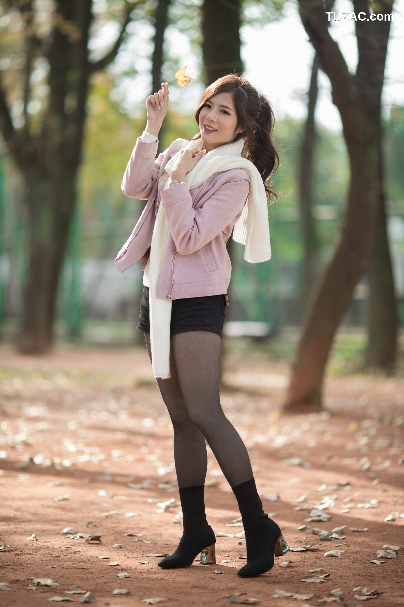 台湾正妹_ 方唯真 - 3套服装黑丝街拍 写真集[58P]