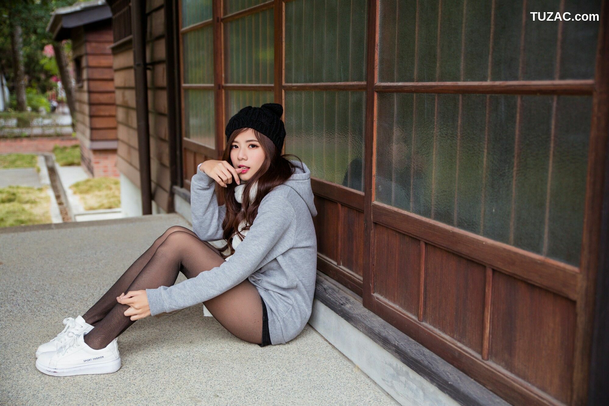 台湾正妹_ 方唯真 - 3套服装黑丝街拍 写真集[58P]