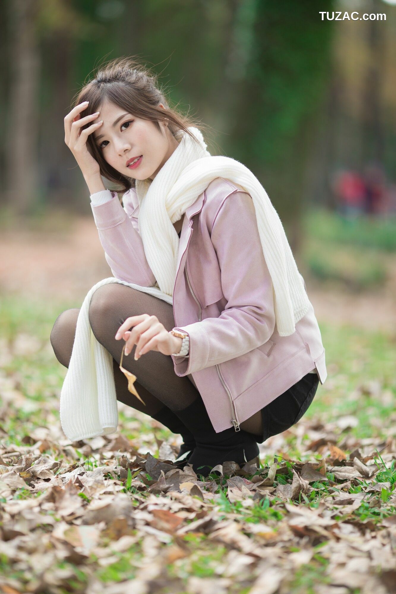 台湾正妹_ 方唯真 - 3套服装黑丝街拍 写真集[58P]