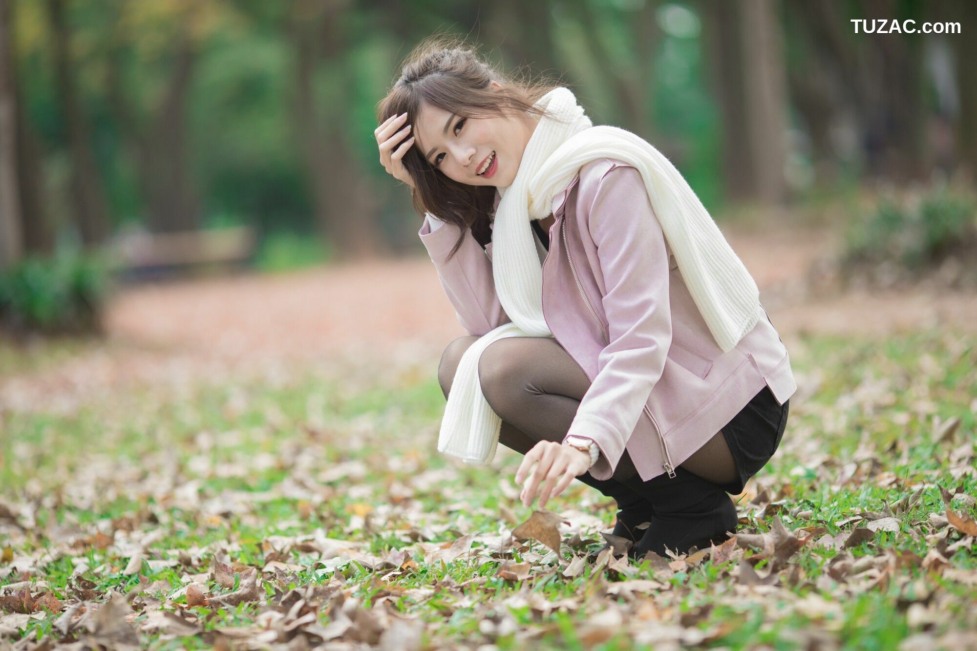 台湾正妹_ 方唯真 - 3套服装黑丝街拍 写真集[58P]