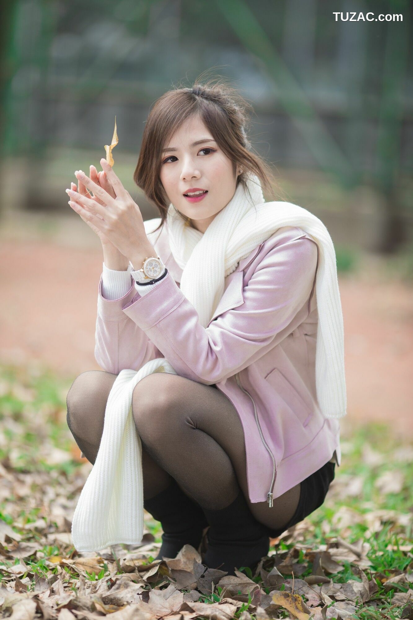 台湾正妹_ 方唯真 - 3套服装黑丝街拍 写真集[58P]