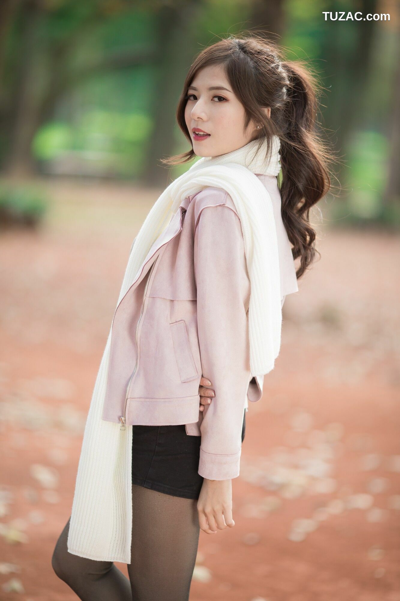 台湾正妹_ 方唯真 - 3套服装黑丝街拍 写真集[58P]