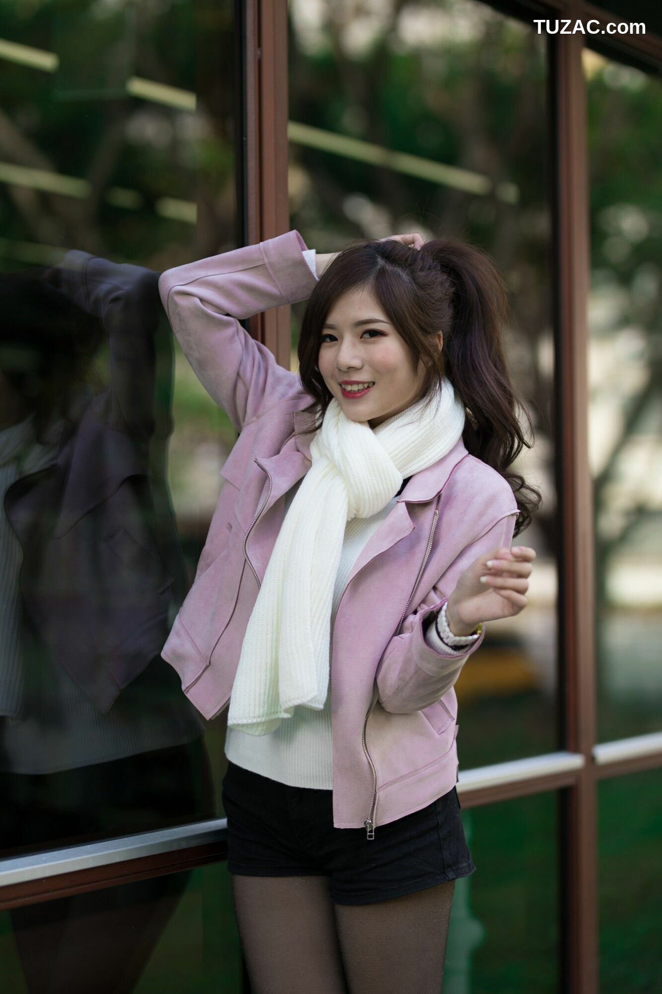 台湾正妹_ 方唯真 - 3套服装黑丝街拍 写真集[58P]