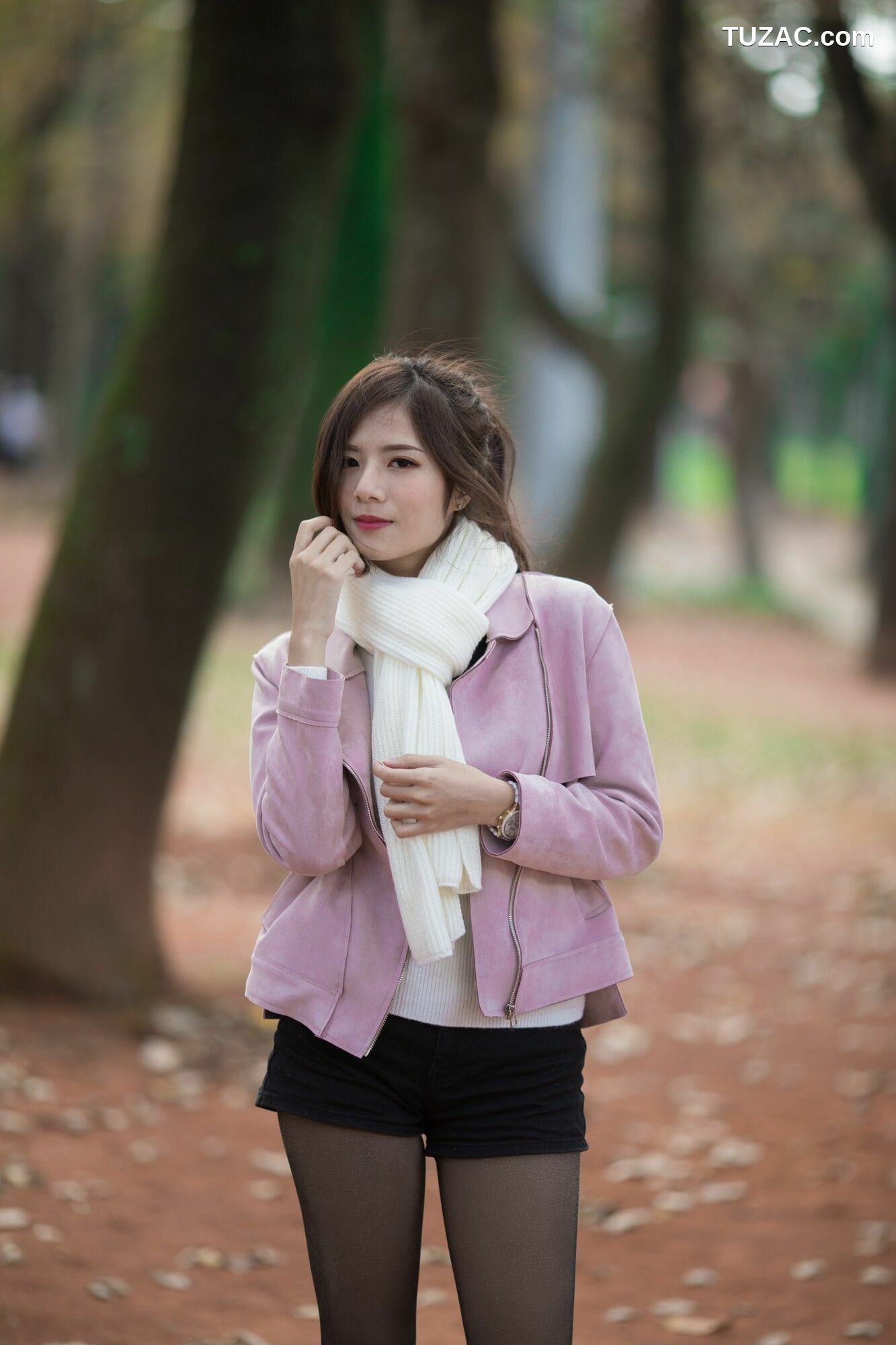 台湾正妹_ 方唯真 - 3套服装黑丝街拍 写真集[58P]