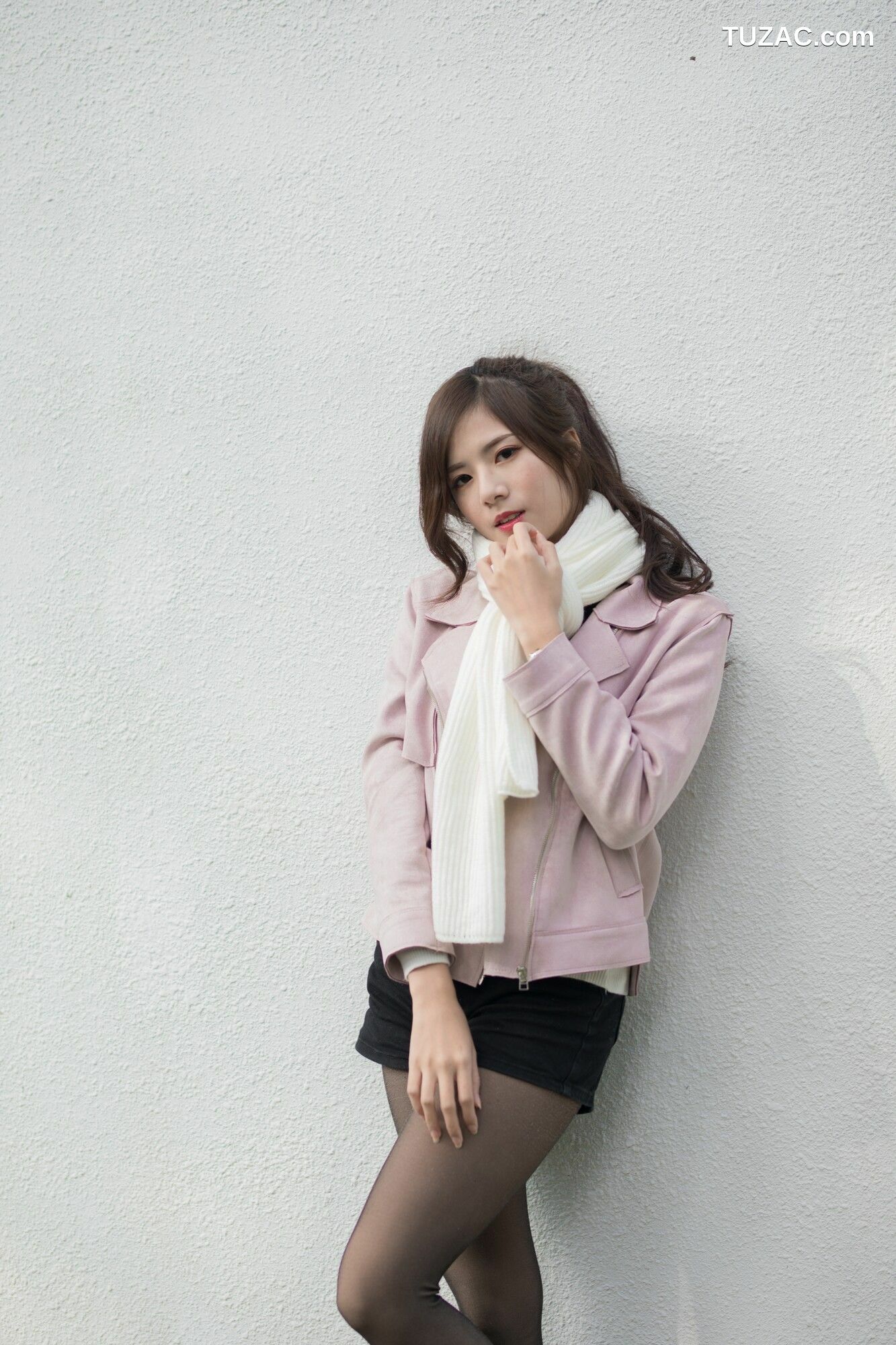 台湾正妹_ 方唯真 - 3套服装黑丝街拍 写真集[58P]