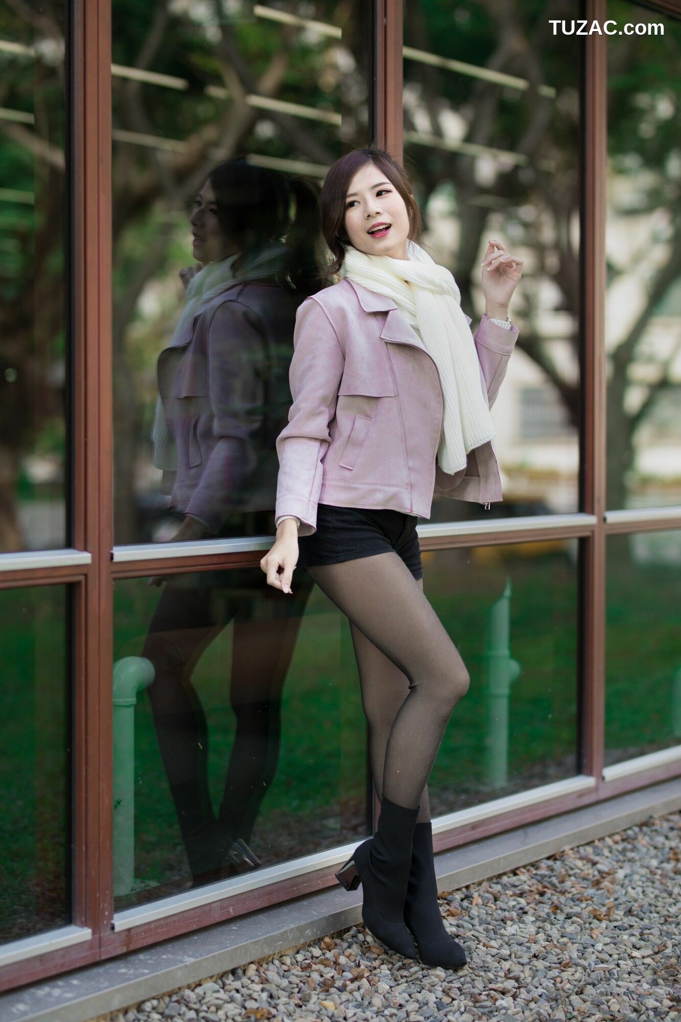 台湾正妹_ 方唯真 - 3套服装黑丝街拍 写真集[58P]