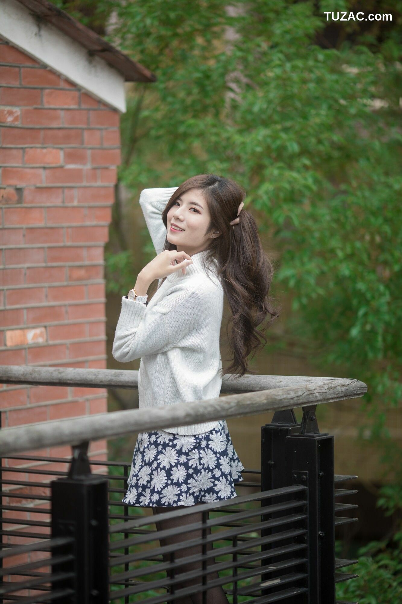 台湾正妹_ 方唯真 - 3套服装黑丝街拍 写真集[58P]