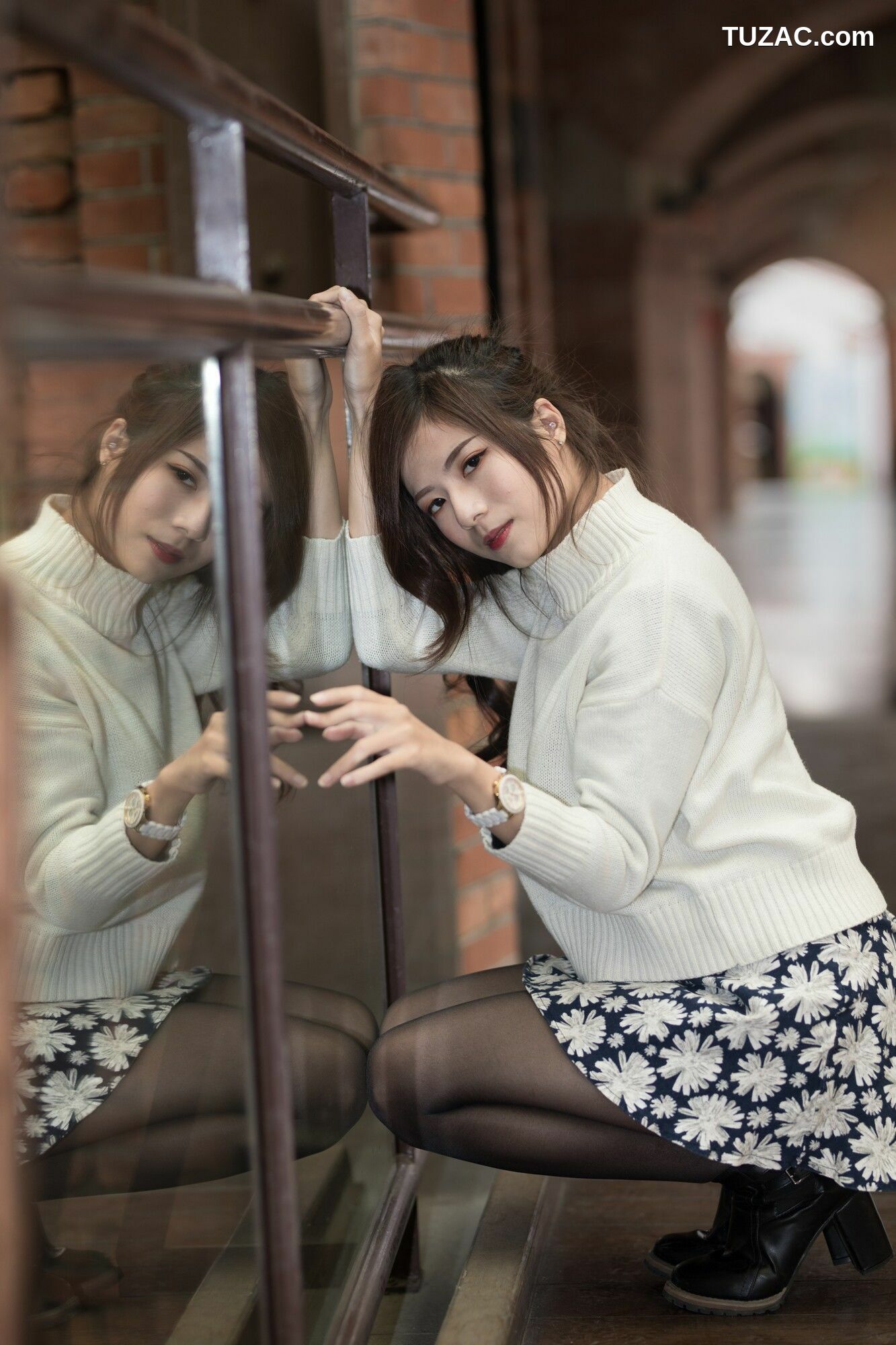 台湾正妹_ 方唯真 - 3套服装黑丝街拍 写真集[58P]