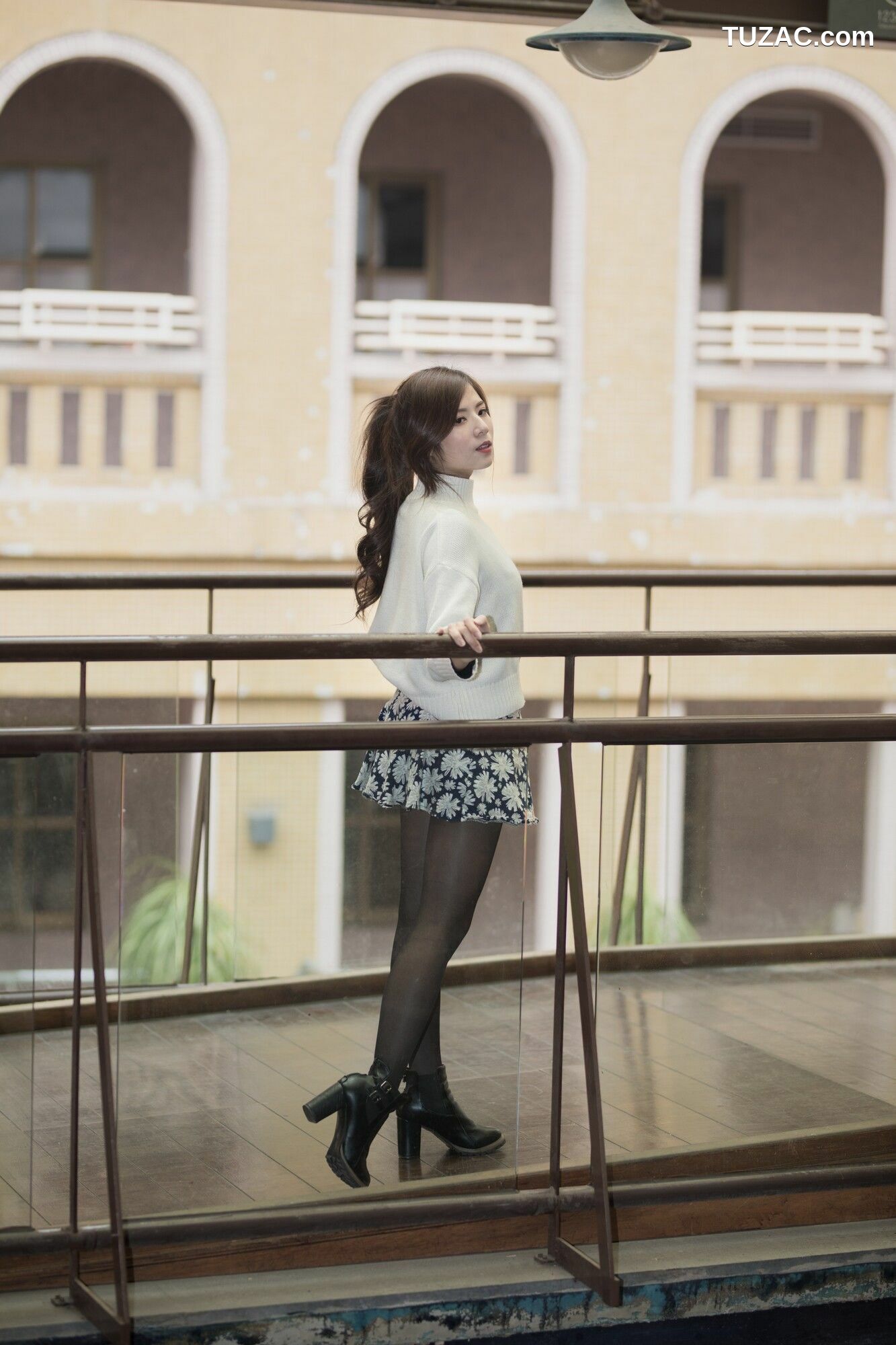 台湾正妹_ 方唯真 - 3套服装黑丝街拍 写真集[58P]