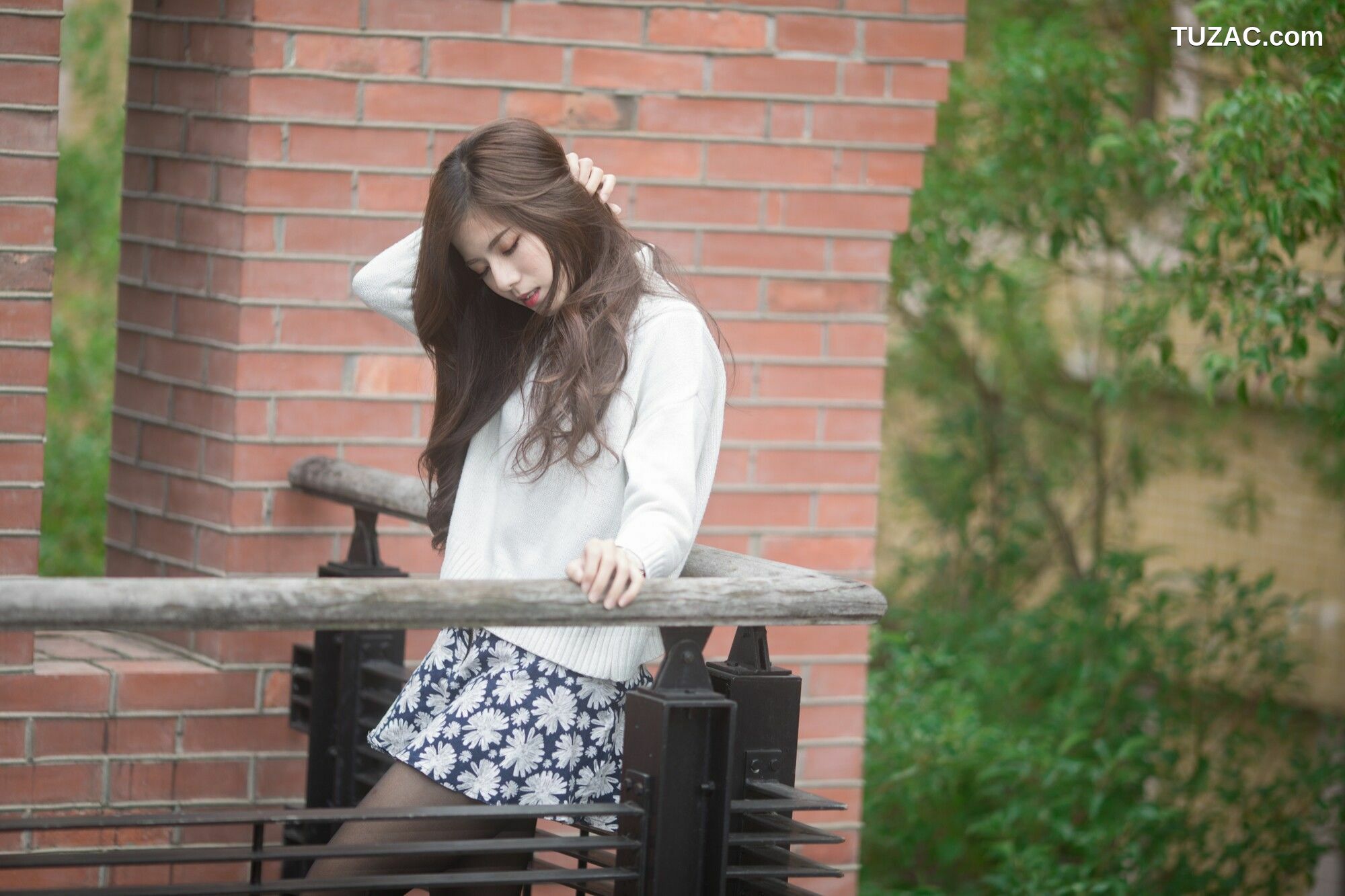 台湾正妹_ 方唯真 - 3套服装黑丝街拍 写真集[58P]