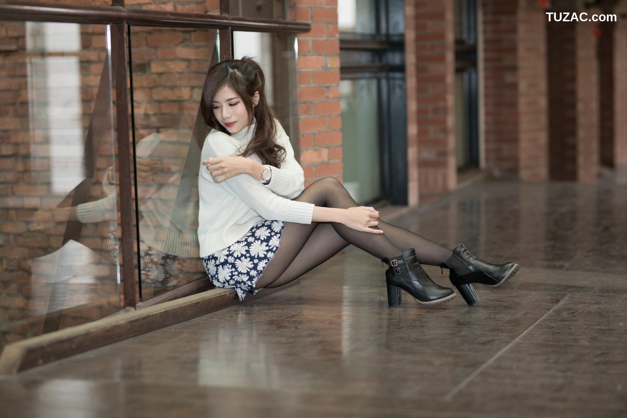 台湾正妹_ 方唯真 - 3套服装黑丝街拍 写真集[58P]