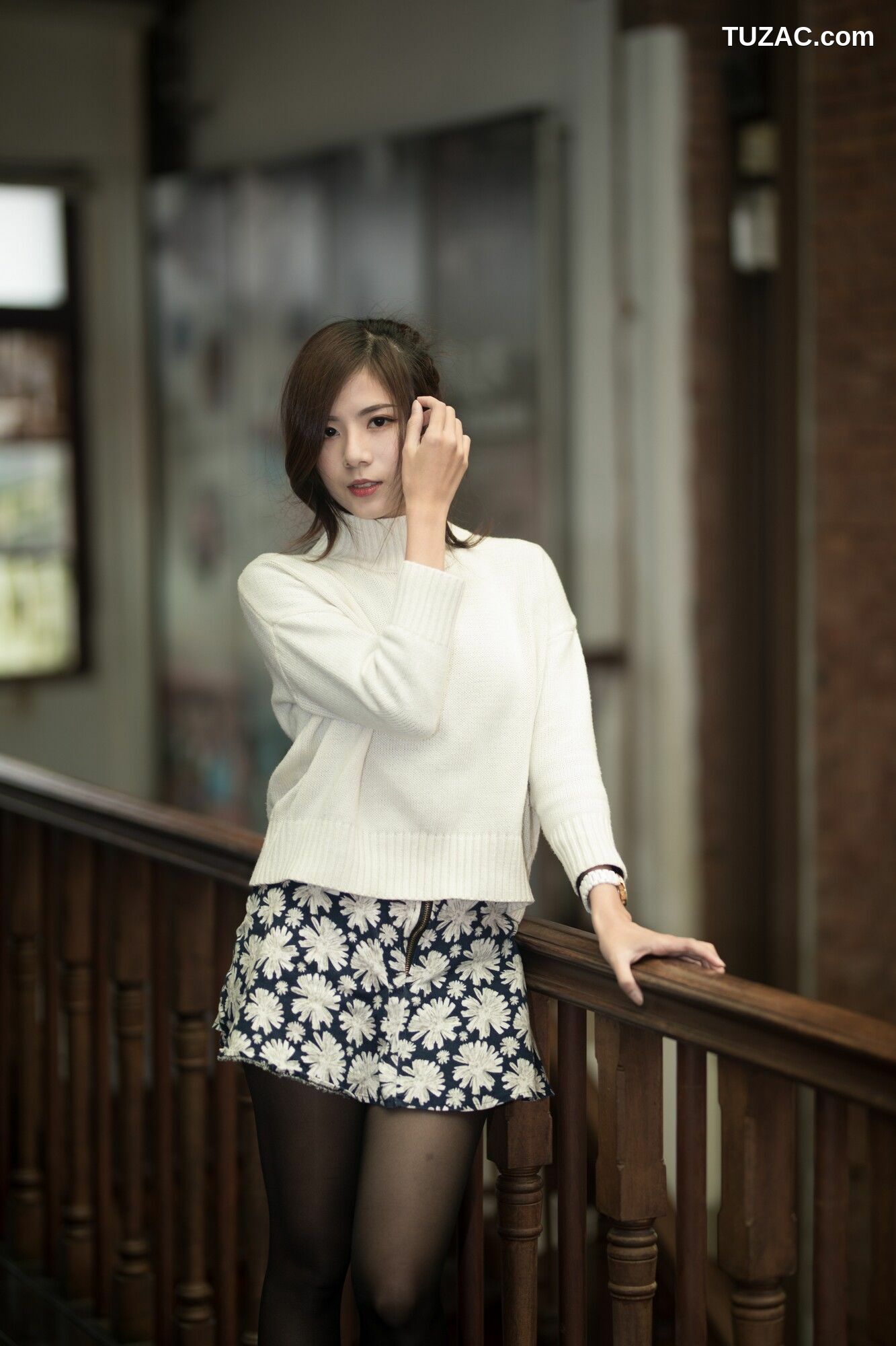 台湾正妹_ 方唯真 - 3套服装黑丝街拍 写真集[58P]