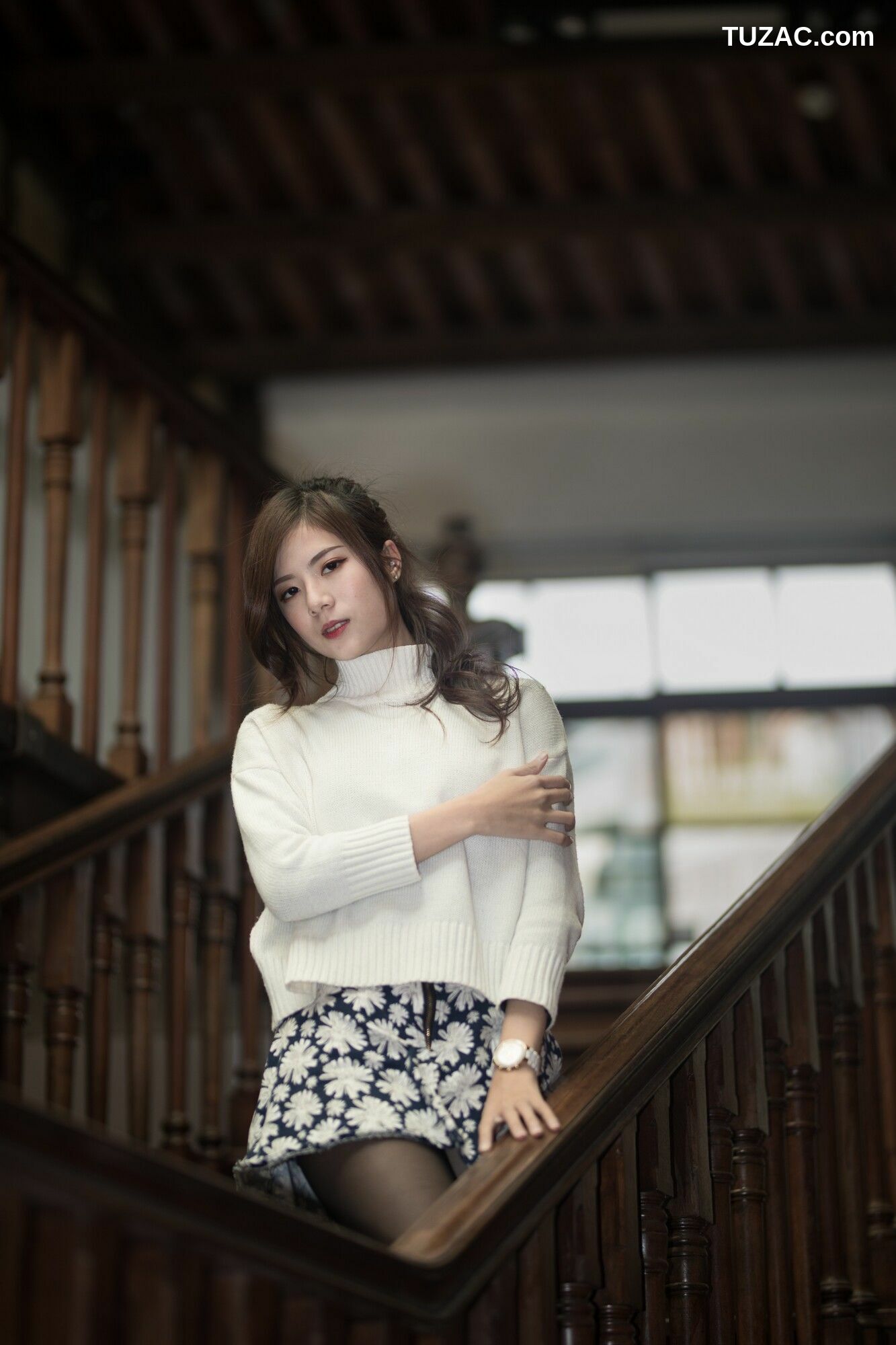 台湾正妹_ 方唯真 - 3套服装黑丝街拍 写真集[58P]