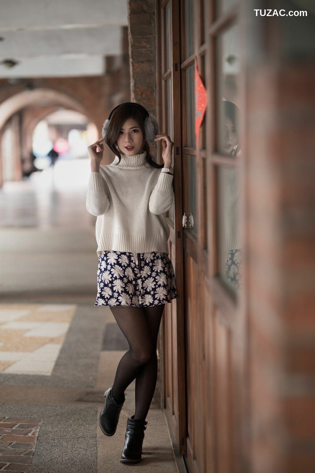 台湾正妹_ 方唯真 - 3套服装黑丝街拍 写真集[58P]