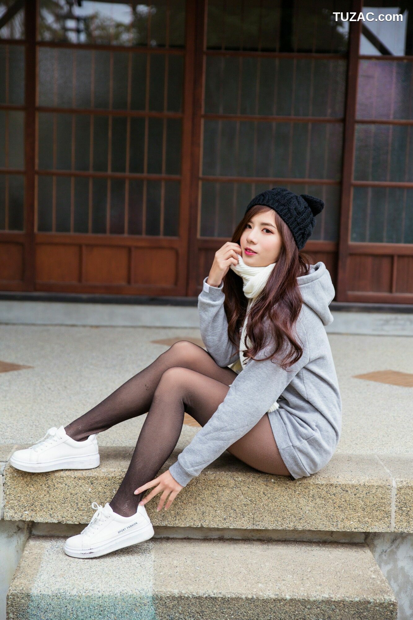 台湾正妹_ 方唯真 - 3套服装黑丝街拍 写真集[58P]