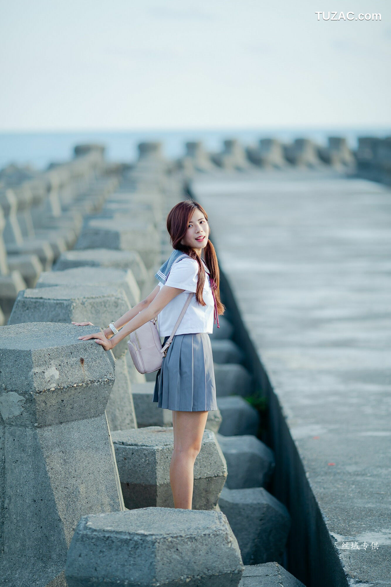 台湾正妹_ 方唯真《吊带裤+校服系列》 写真集[63P]