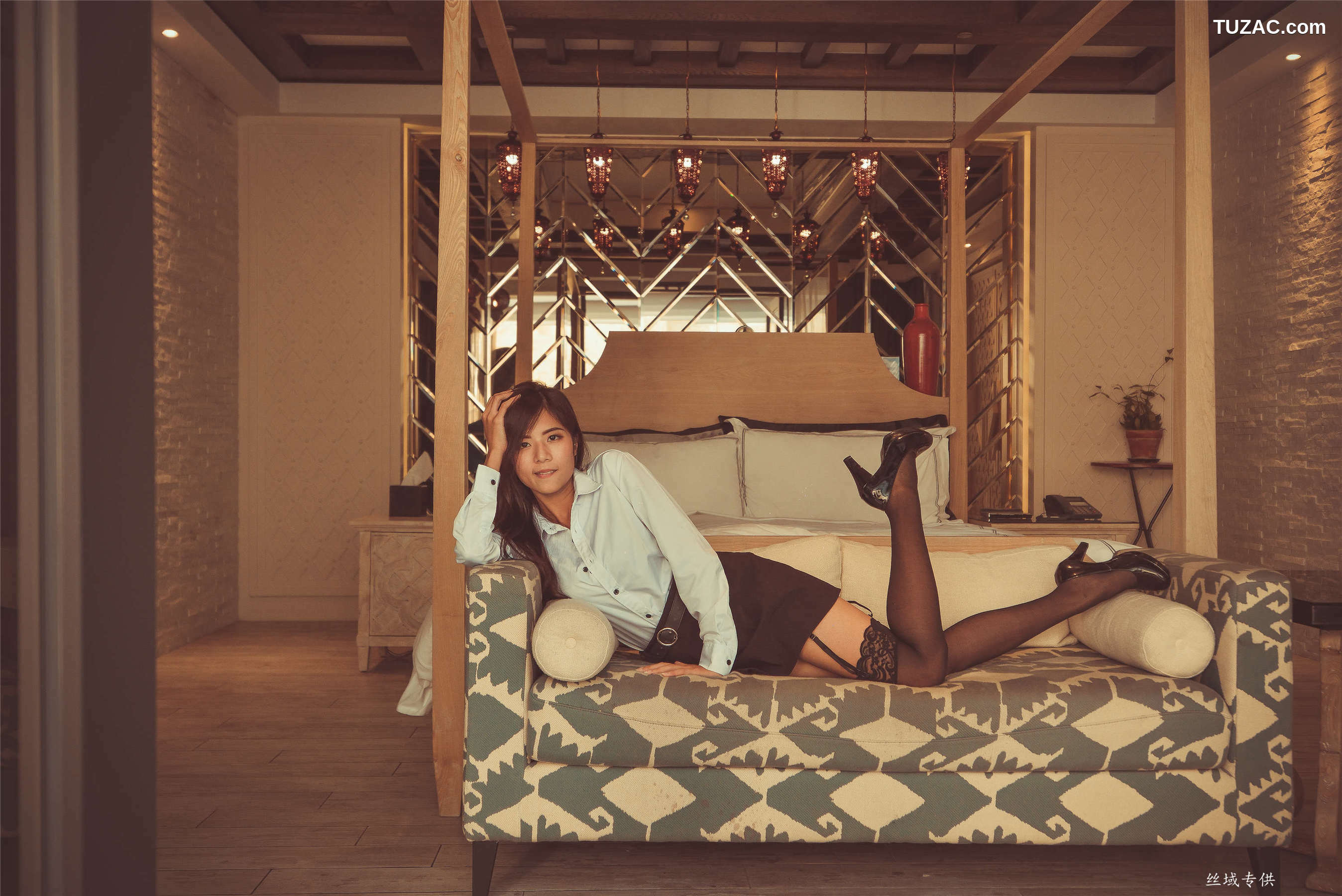 台湾正妹_ 方唯真《性感.芭蕾城市渡假旅店》黑丝OL 写真集[130P]