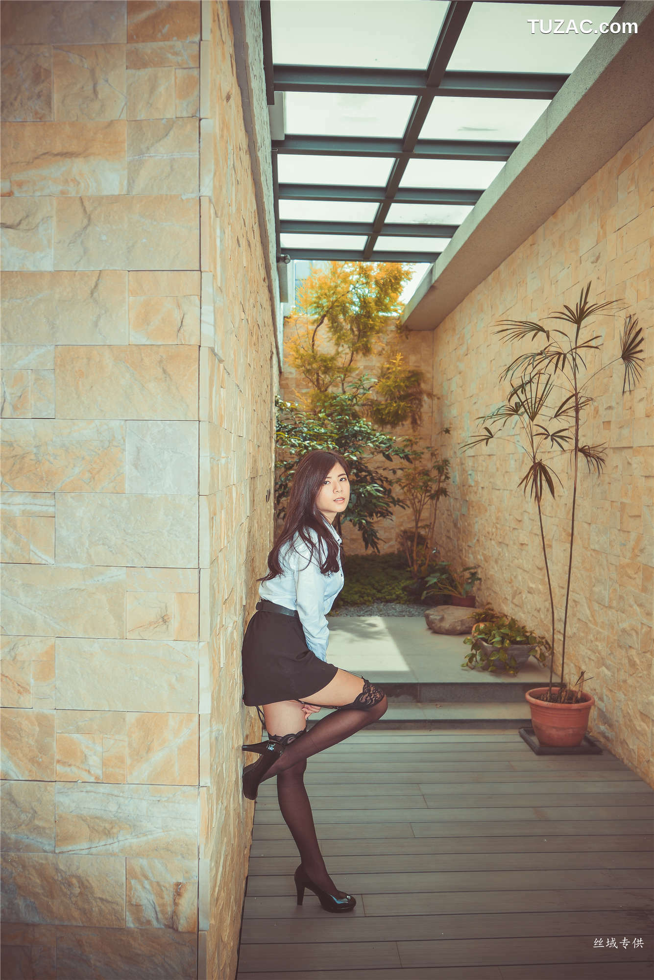 台湾正妹_ 方唯真《性感.芭蕾城市渡假旅店》黑丝OL 写真集[130P]