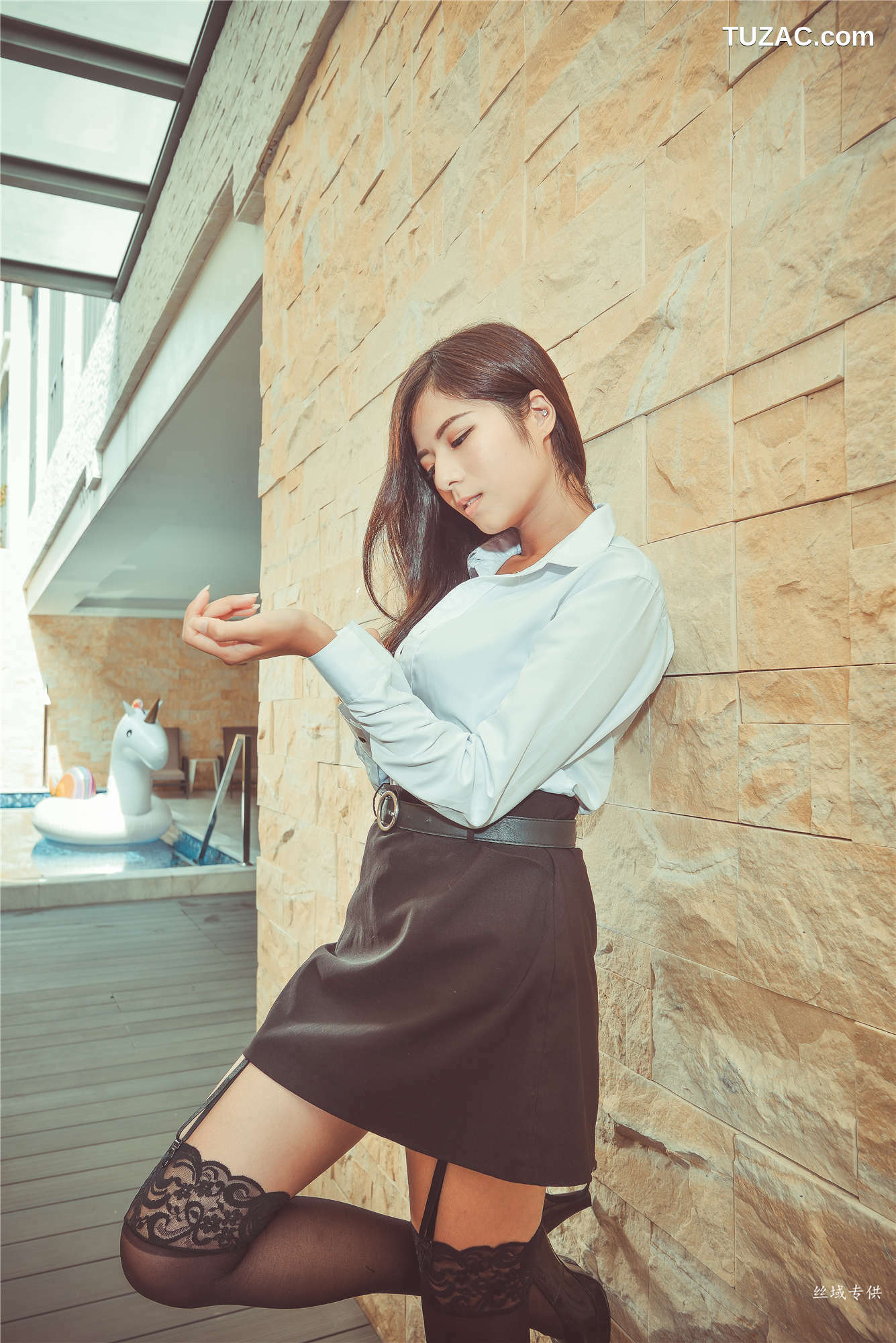 台湾正妹_ 方唯真《性感.芭蕾城市渡假旅店》黑丝OL 写真集[130P]