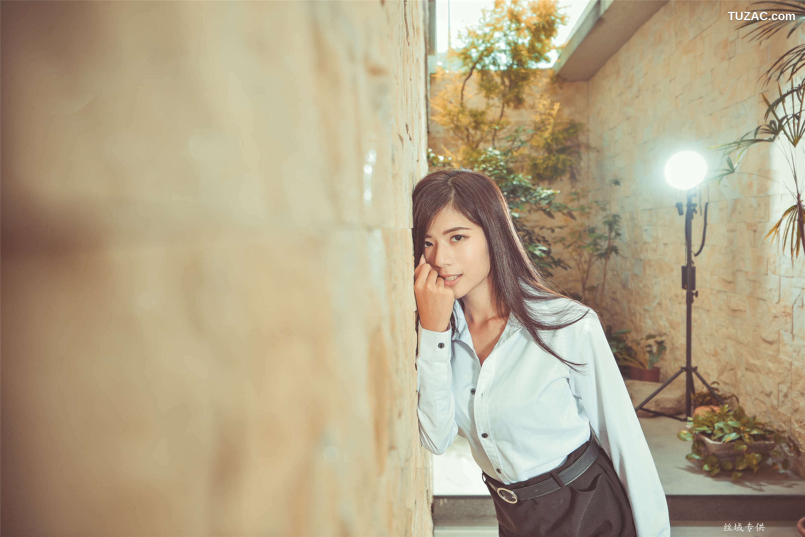 台湾正妹_ 方唯真《性感.芭蕾城市渡假旅店》黑丝OL 写真集[130P]