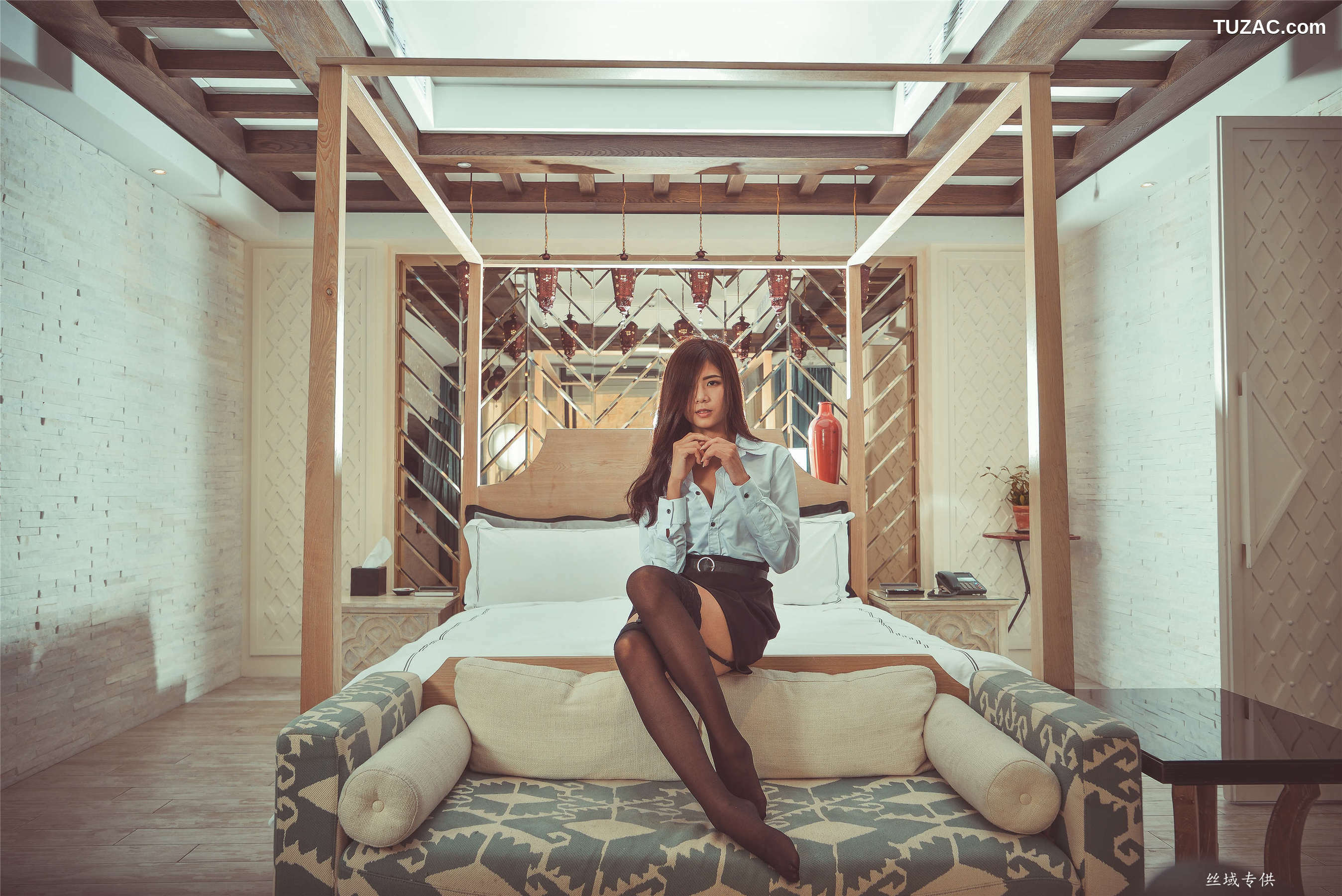 台湾正妹_ 方唯真《性感.芭蕾城市渡假旅店》黑丝OL 写真集[130P]