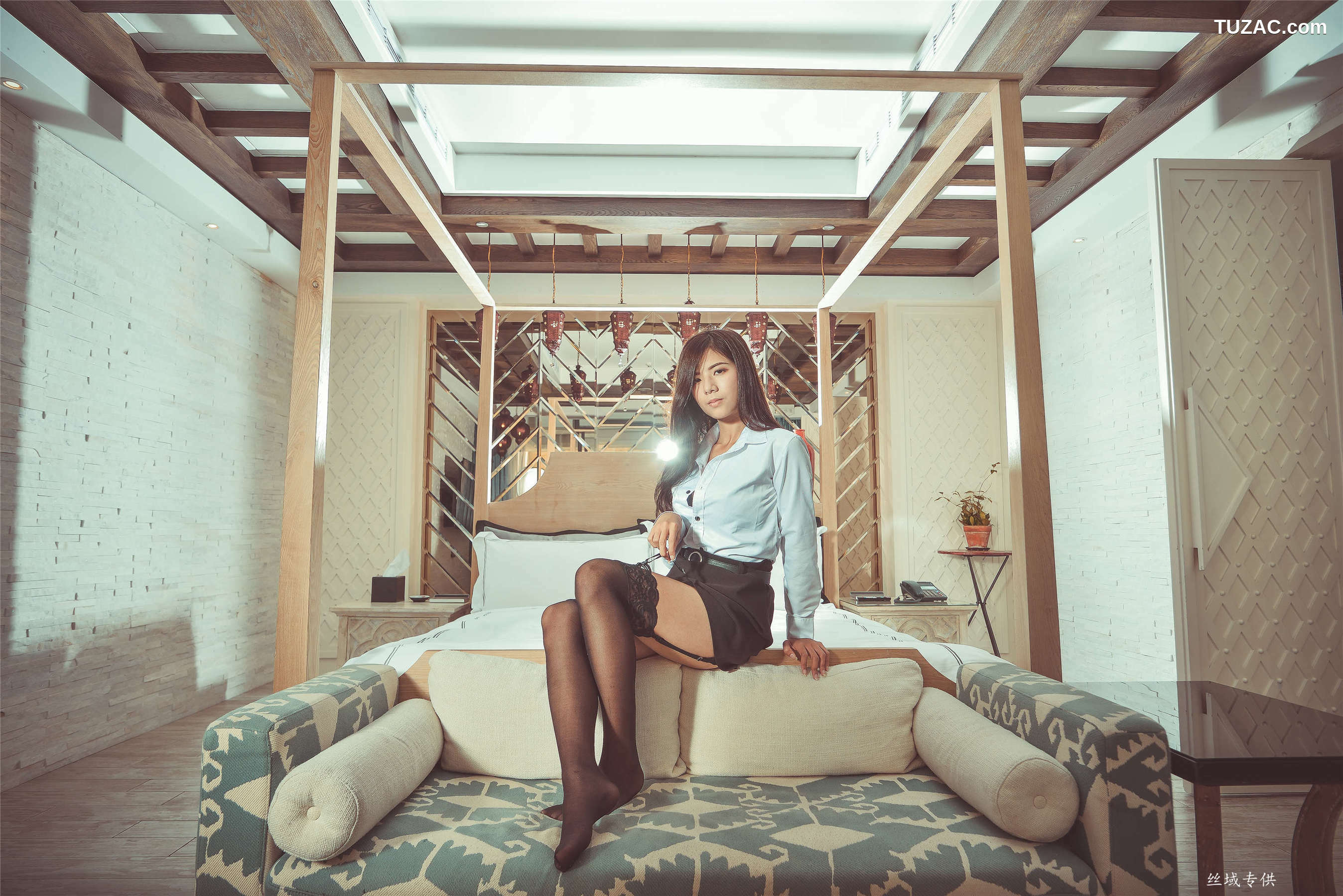 台湾正妹_ 方唯真《性感.芭蕾城市渡假旅店》黑丝OL 写真集[130P]