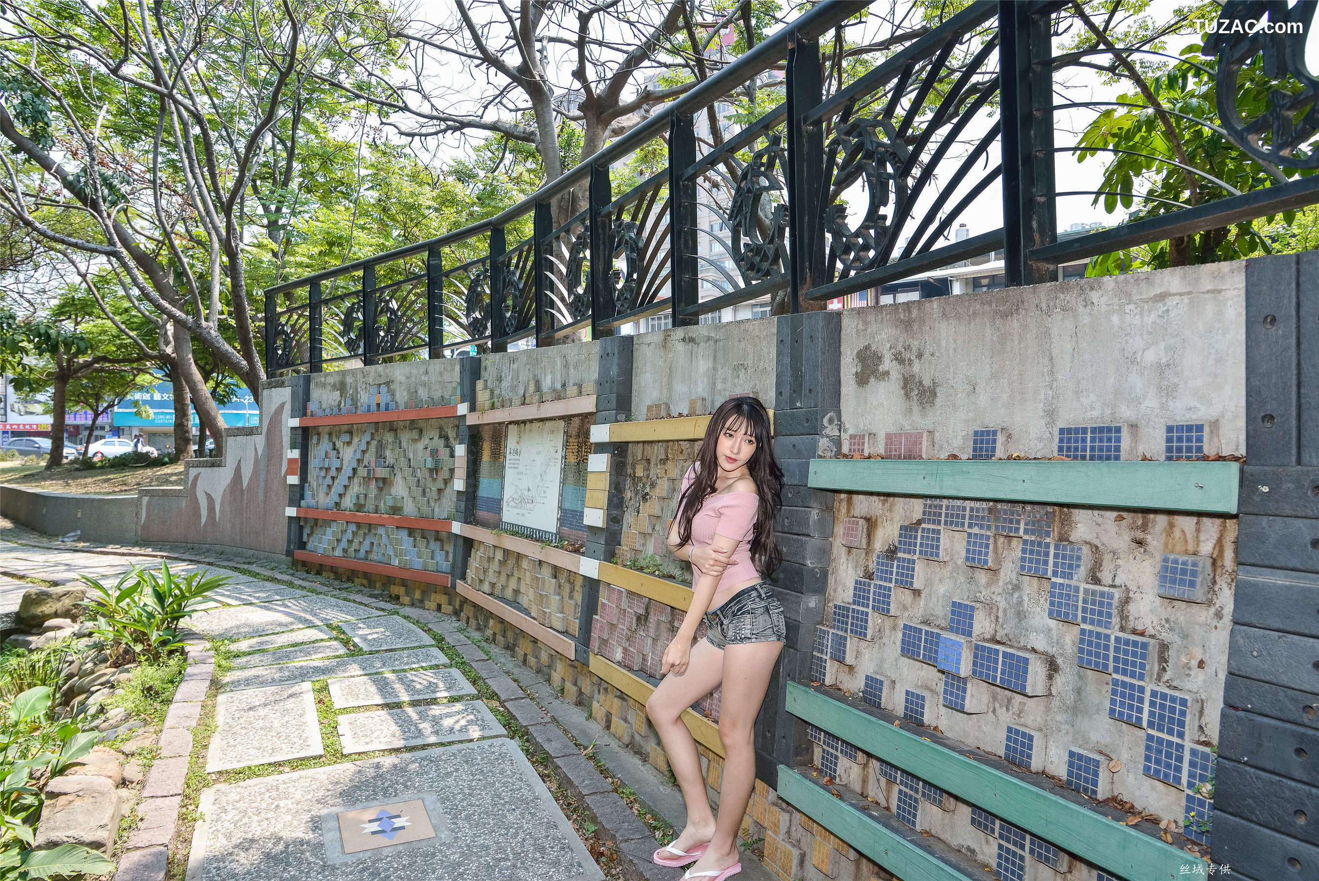 台湾正妹_ 比比《國美.時裝》热裤街拍 写真集[141P]