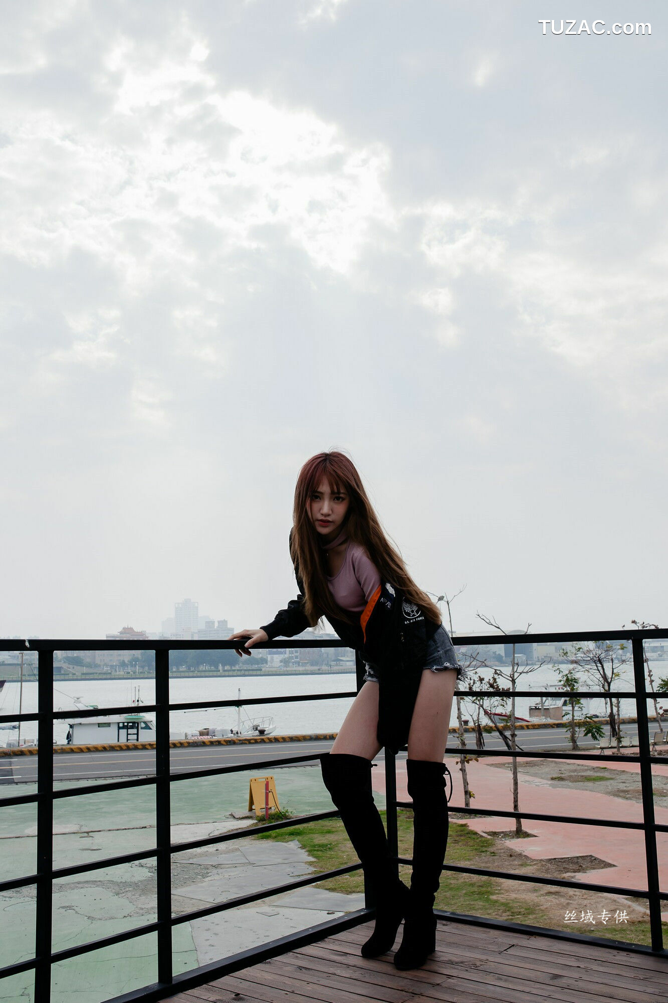 台湾正妹_ 比比儿《长靴热裤》 写真集[50P]