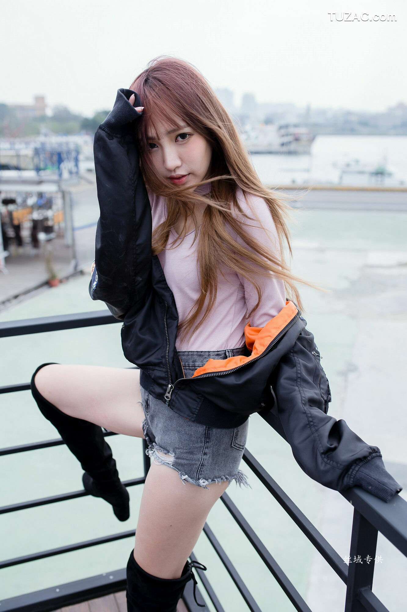 台湾正妹_ 比比儿《长靴热裤》 写真集[50P]