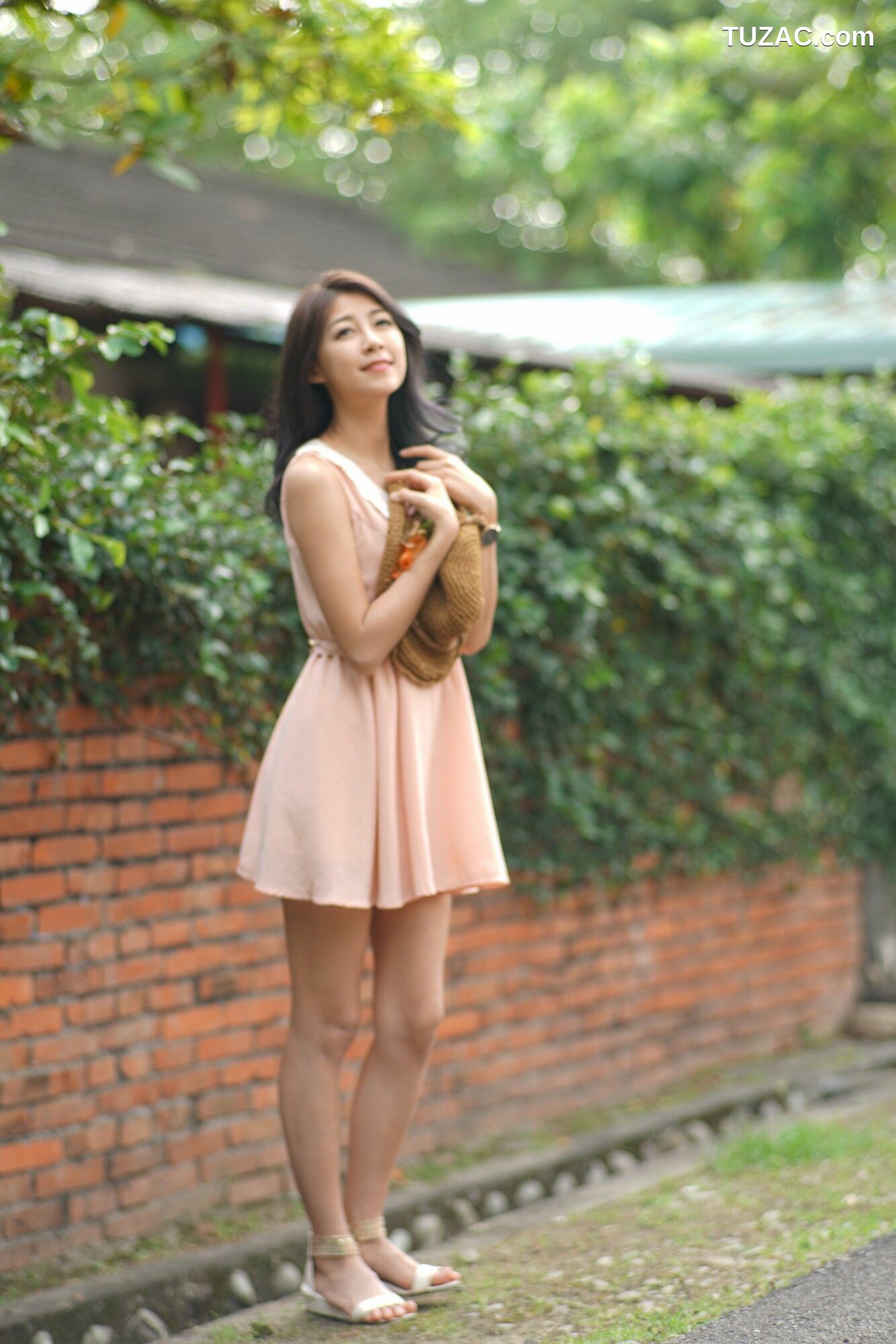 台湾正妹_ 简嘉莹(小紫) 《光復新村～连衣裙+空姐装》 写真集[55P]