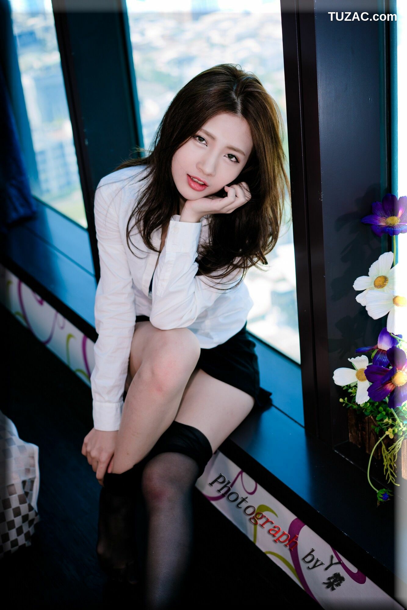 台湾正妹_ 胡安绮 - 棚拍两套服装 写真集[19P]