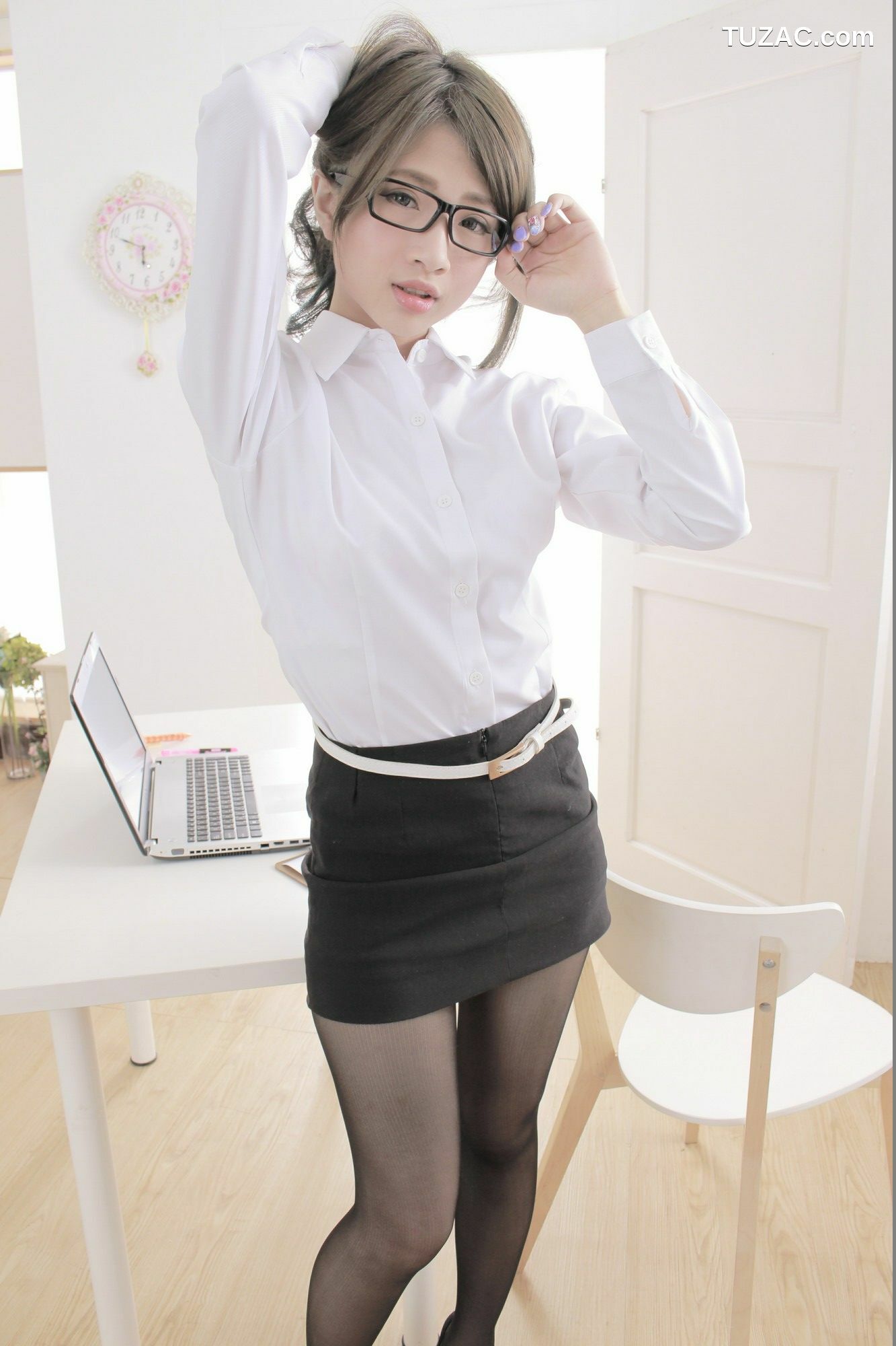 台湾正妹_ 胡安绮 - 米果OL棚拍 写真集[64P]