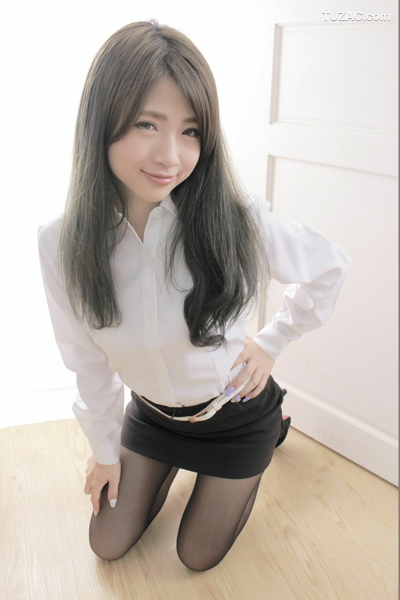 台湾正妹_ 胡安绮 - 米果OL棚拍 写真集[64P]