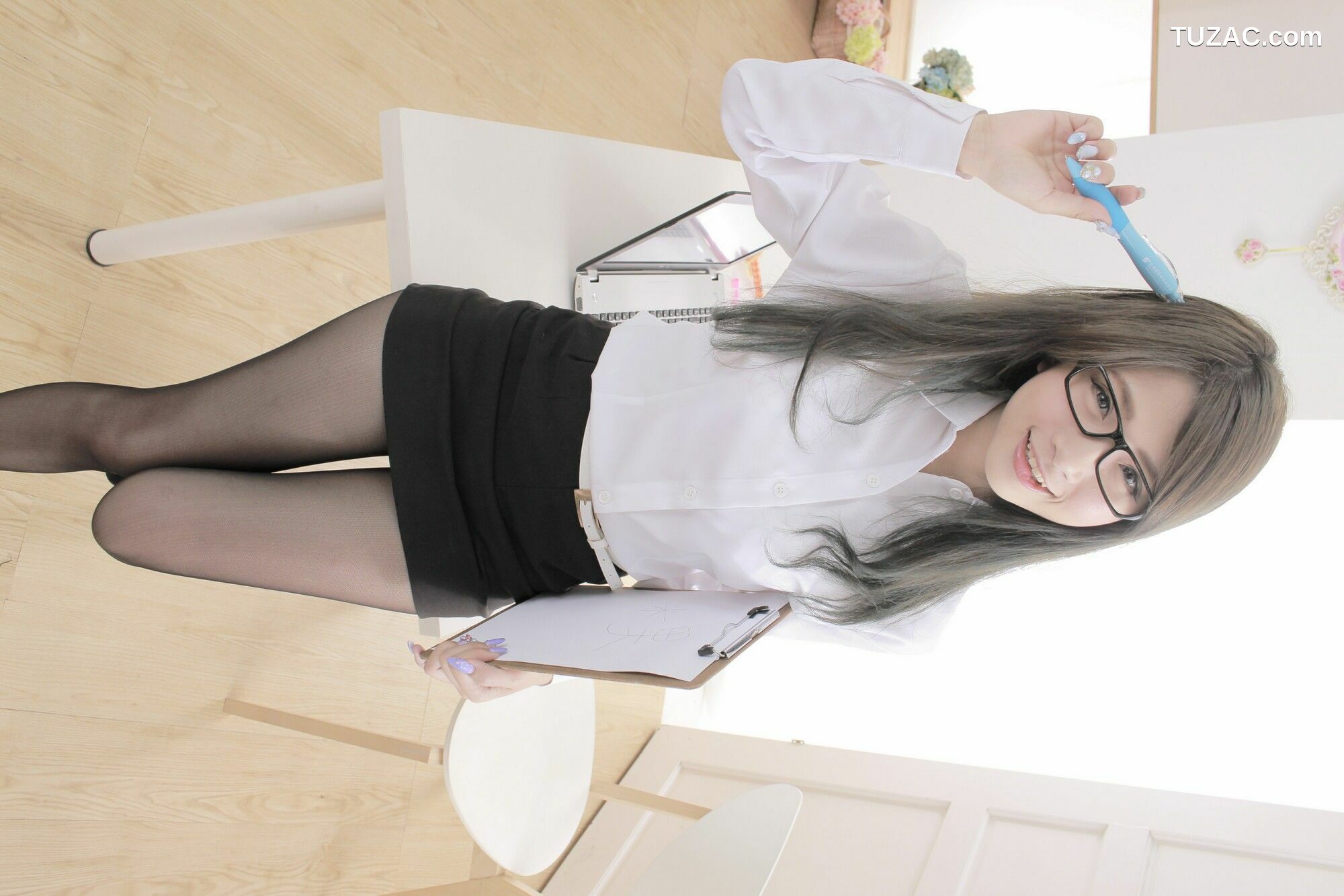 台湾正妹_ 胡安绮 - 米果OL棚拍 写真集[64P]