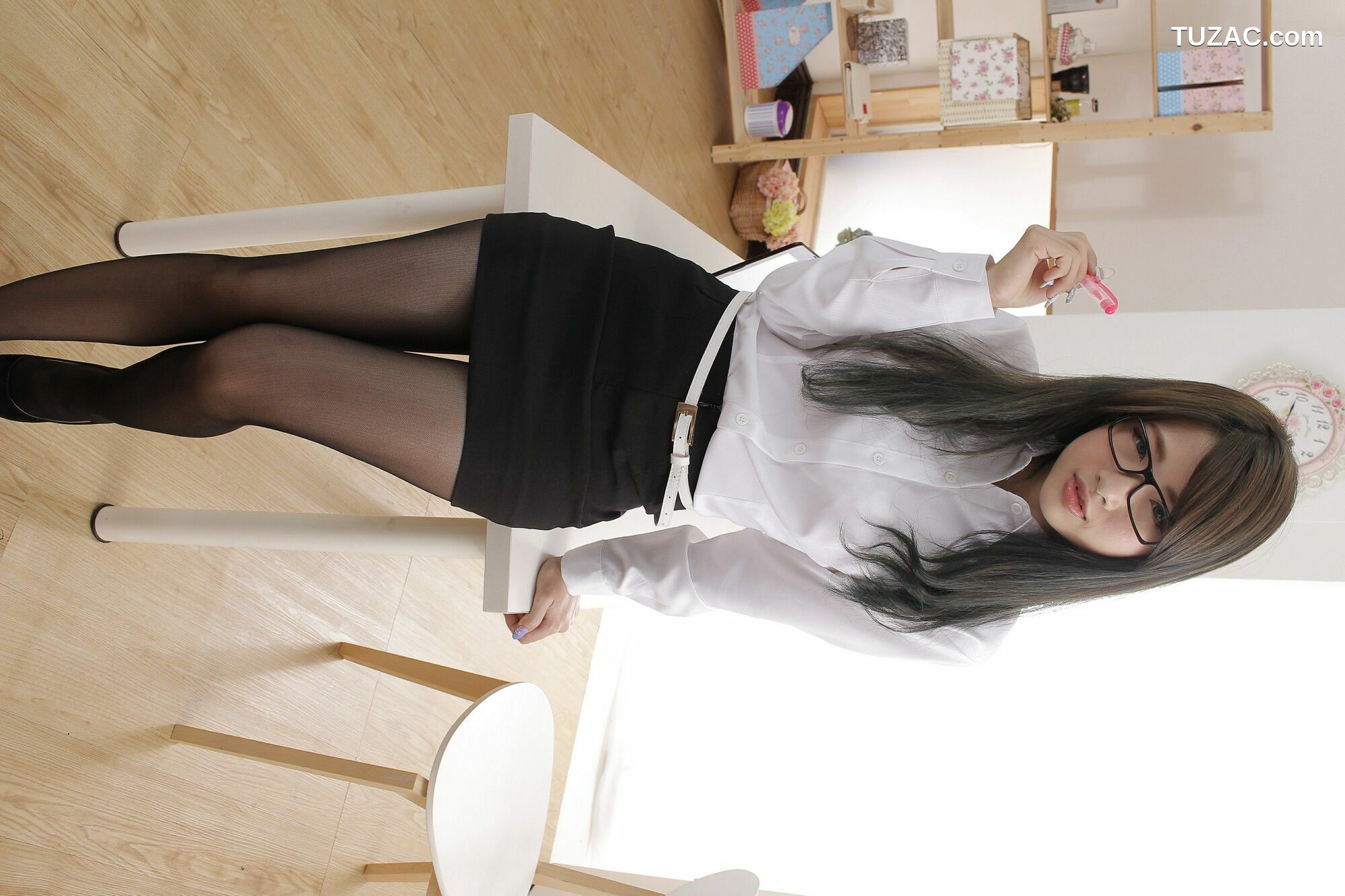 台湾正妹_ 胡安绮 - 米果OL棚拍 写真集[64P]