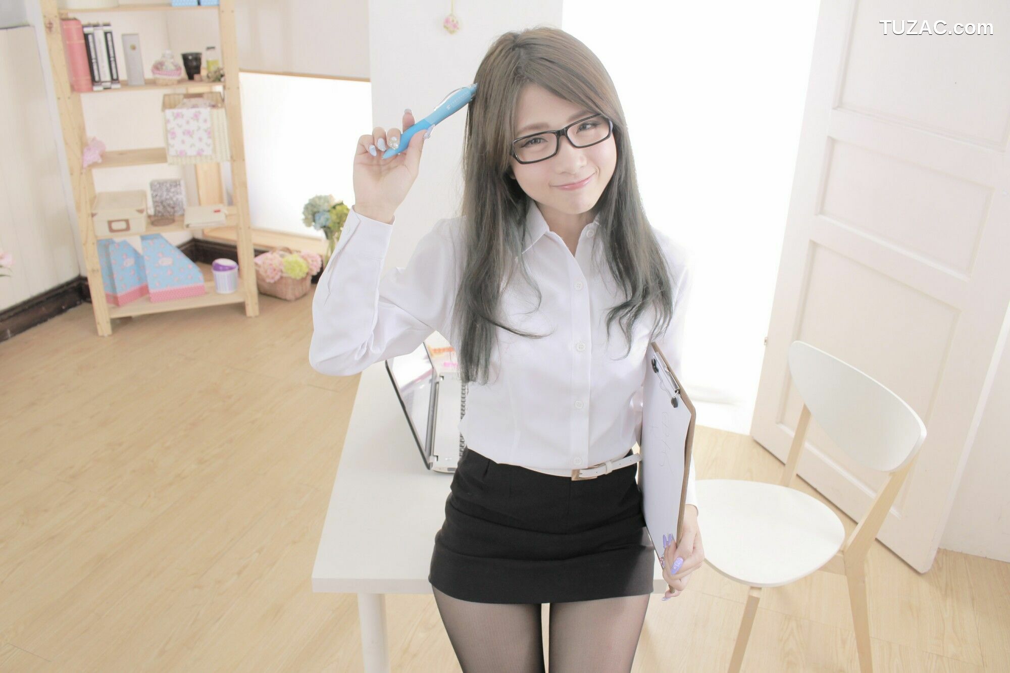 台湾正妹_ 胡安绮 - 米果OL棚拍 写真集[64P]