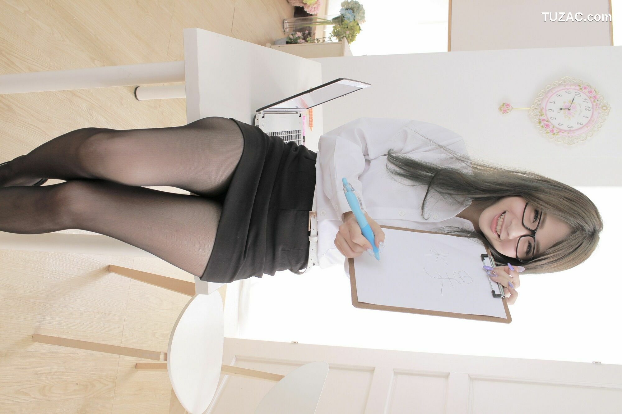 台湾正妹_ 胡安绮 - 米果OL棚拍 写真集[64P]